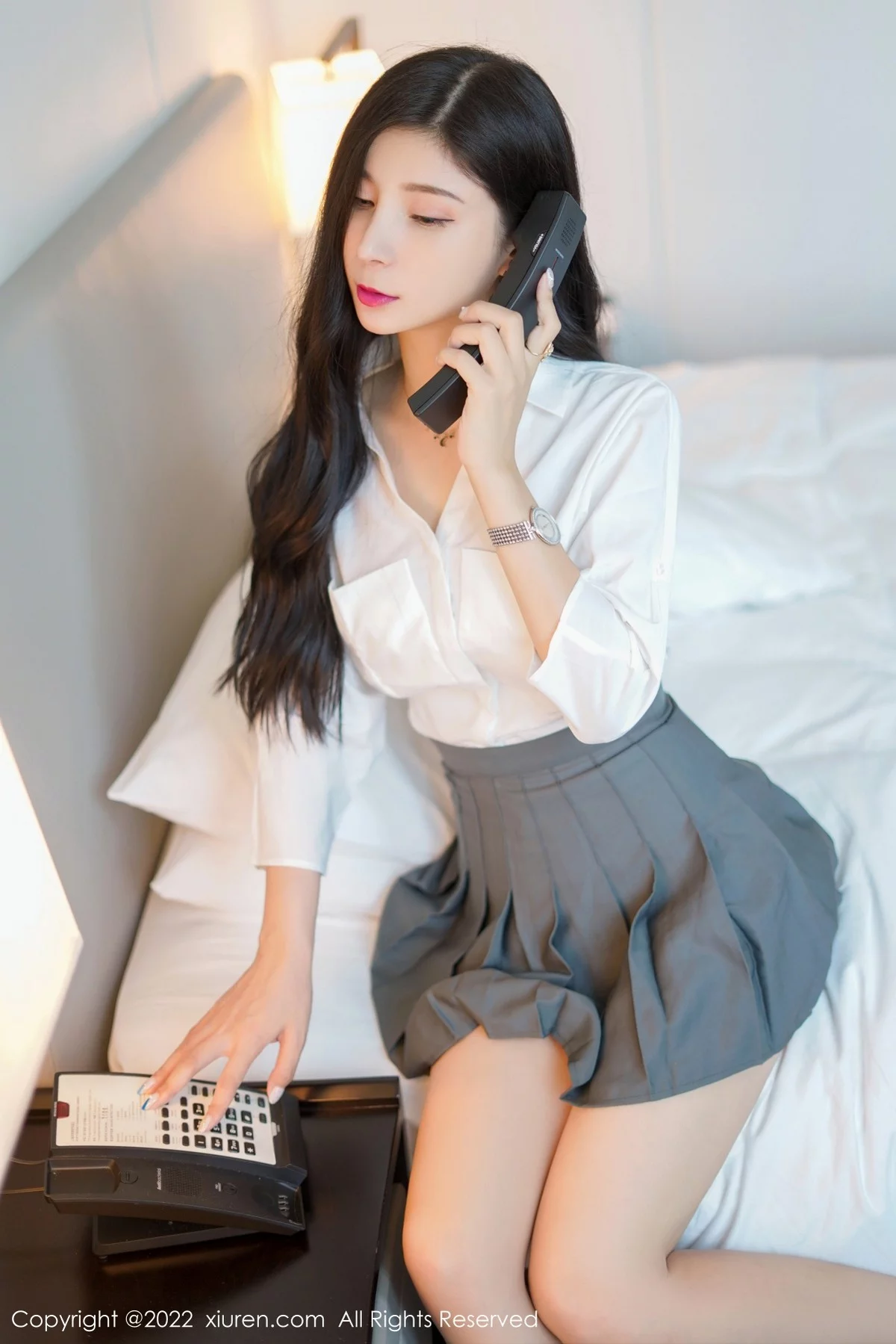 [[XiuRen秀人网]秀人网]No.4918_模特小蛮妖Yummy性感白T配灰色短裙露白色蕾丝内衣诱惑写真52P