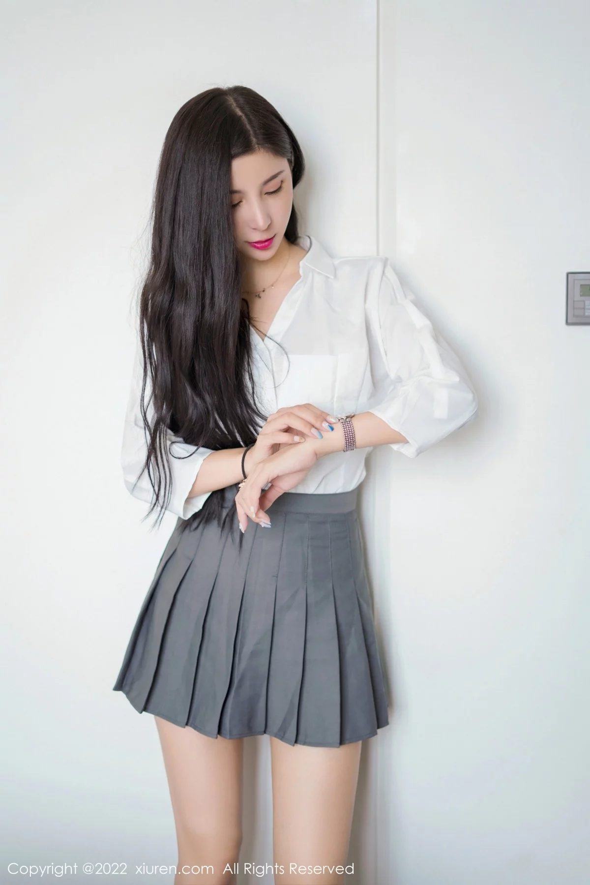 [[XiuRen秀人网]秀人网]No.4918_模特小蛮妖Yummy性感白T配灰色短裙露白色蕾丝内衣诱惑写真52P