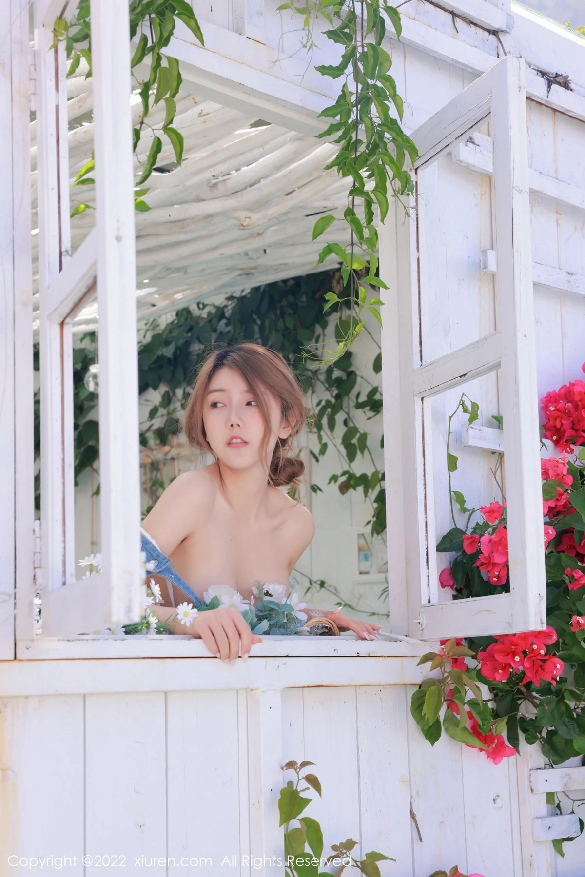 [[XiuRen秀人网]秀人网]No.4922_新人模特Sugar糖酒酒户外性感真空牛仔吊带侧露豪乳诱惑写真61P