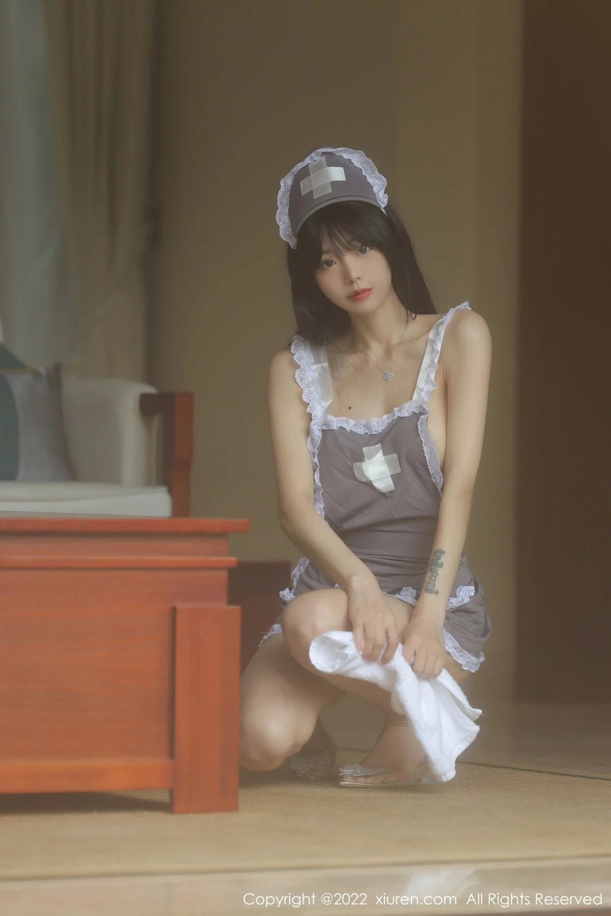 [[XiuRen秀人网]秀人网]No.4924_模特佘贝拉bella海南岛旅拍私房脱灰色女仆装秀完美身材诱惑写真76P