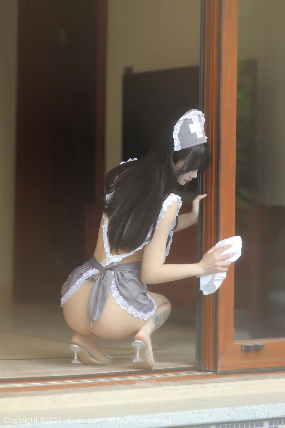 [[XiuRen秀人网]秀人网]No.4924_模特佘贝拉bella海南岛旅拍私房脱灰色女仆装秀完美身材诱惑写真76P