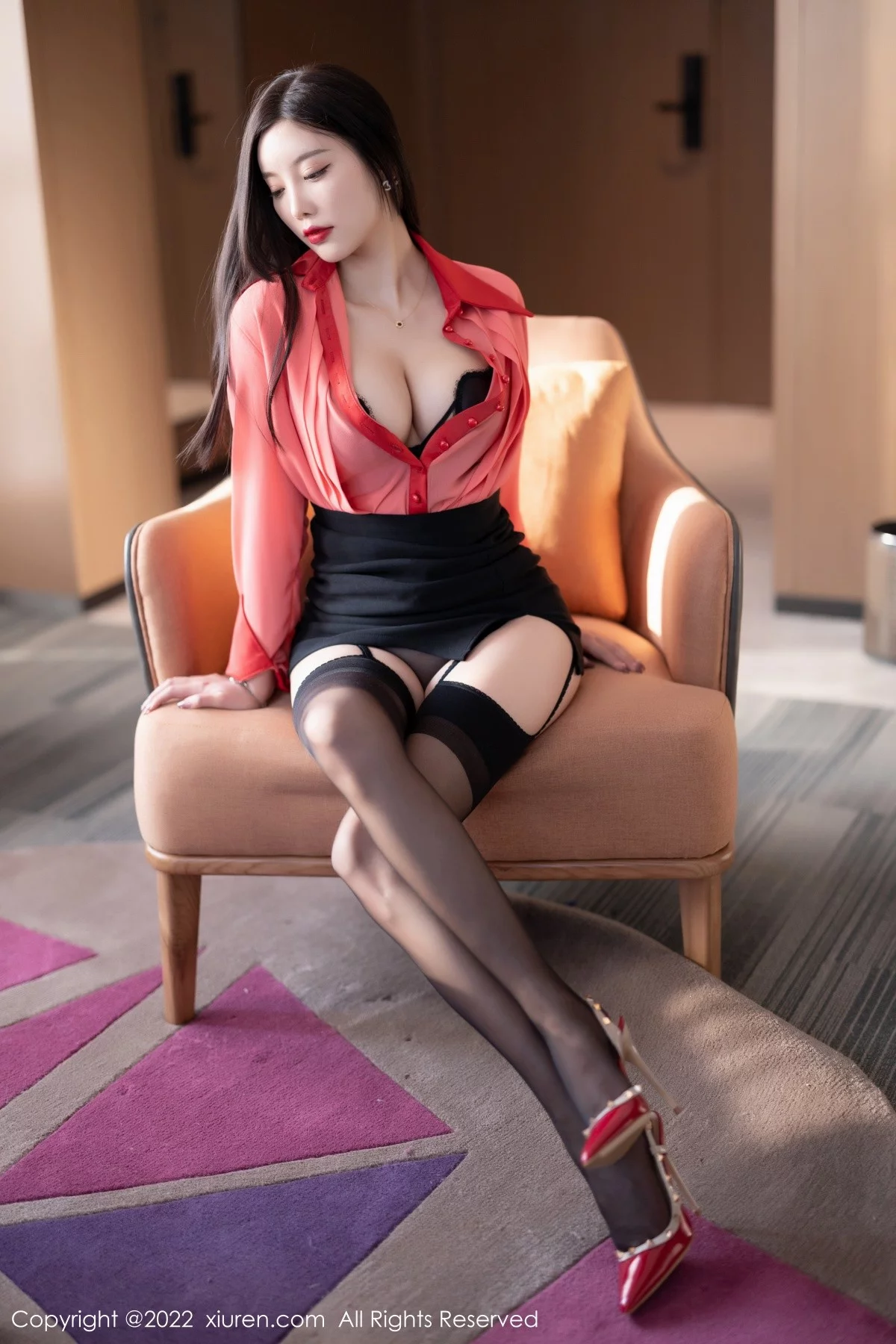 [[XiuRen秀人网]秀人网]No.4928_女神杨晨晨Yome私房红色衬衣配黑短裙黑丝吊袜完美诱惑写真78P