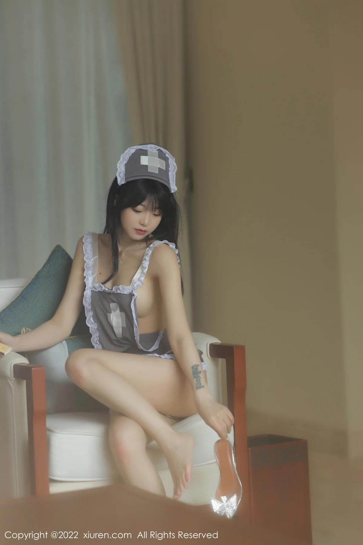 [[XiuRen秀人网]秀人网]No.4924_模特佘贝拉bella海南岛旅拍私房脱灰色女仆装秀完美身材诱惑写真76P