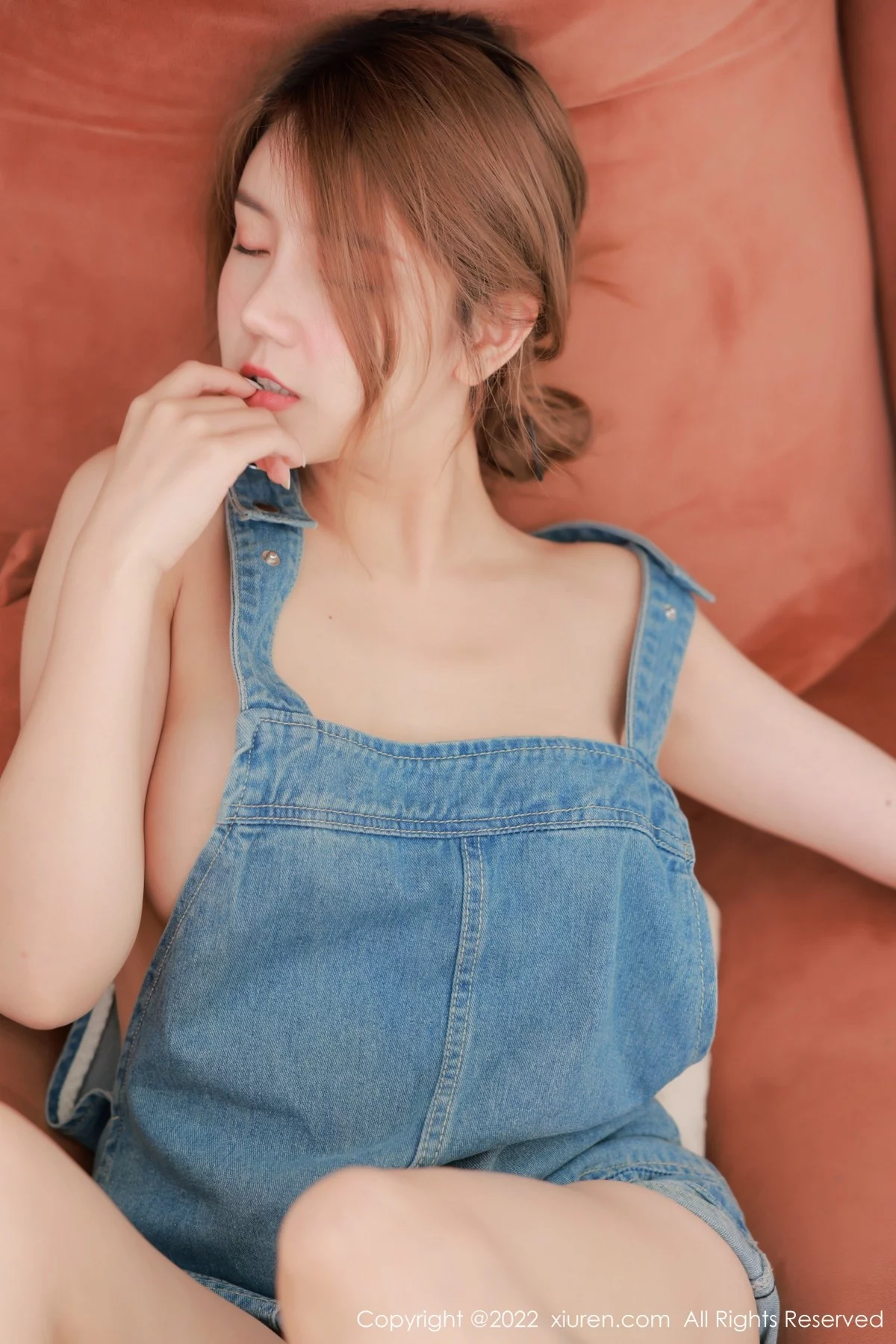 [[XiuRen秀人网]秀人网]No.4922_新人模特Sugar糖酒酒户外性感真空牛仔吊带侧露豪乳诱惑写真61P