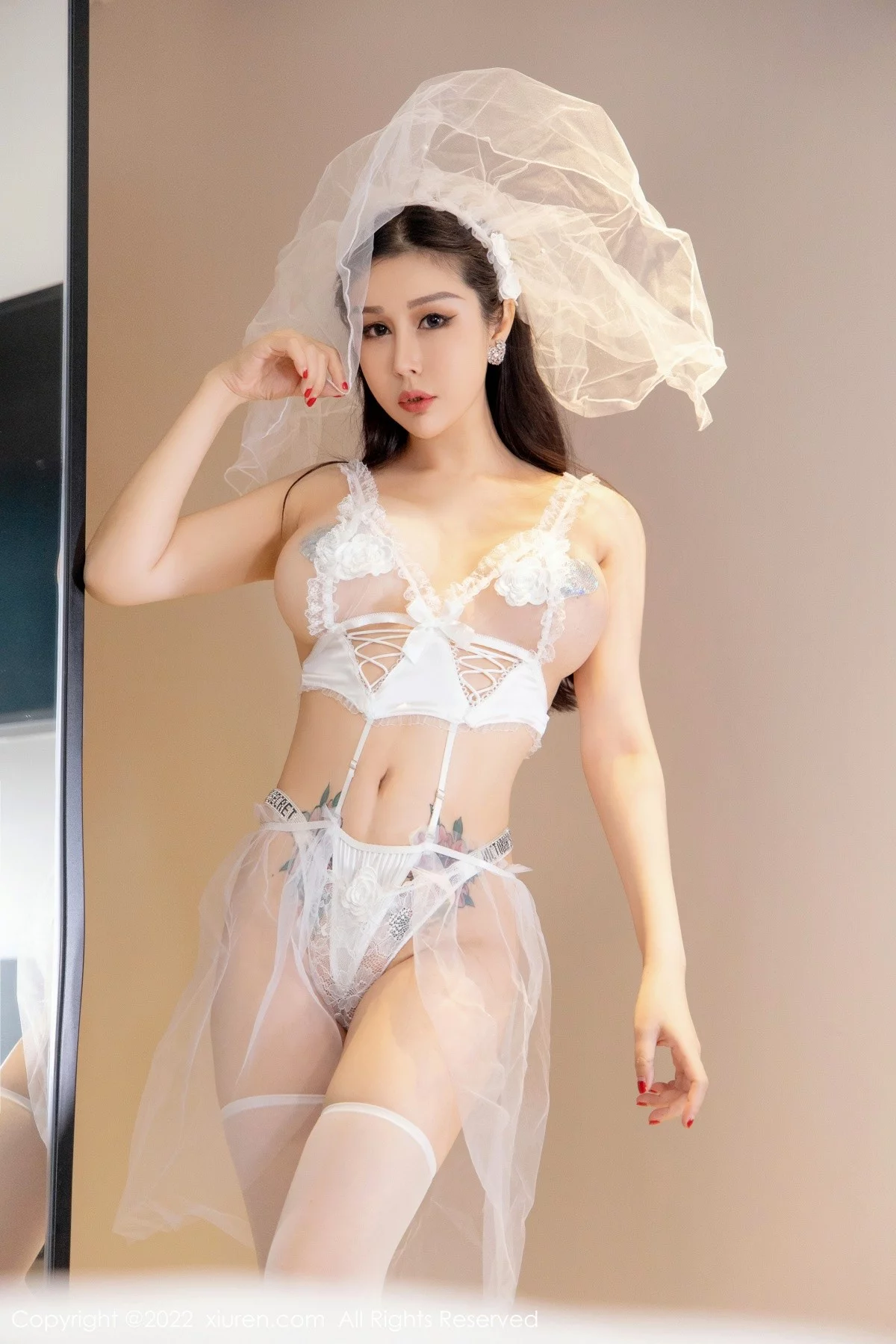 [[XiuRen秀人网]秀人网]No.4923_模特田冰冰私房白色薄纱情趣内衣配白丝袜秀火辣身材诱惑写真55P