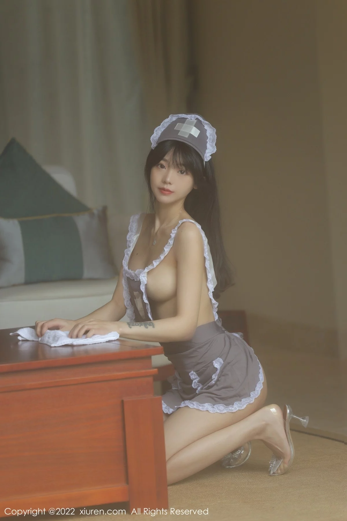 [[XiuRen秀人网]秀人网]No.4924_模特佘贝拉bella海南岛旅拍私房脱灰色女仆装秀完美身材诱惑写真76P