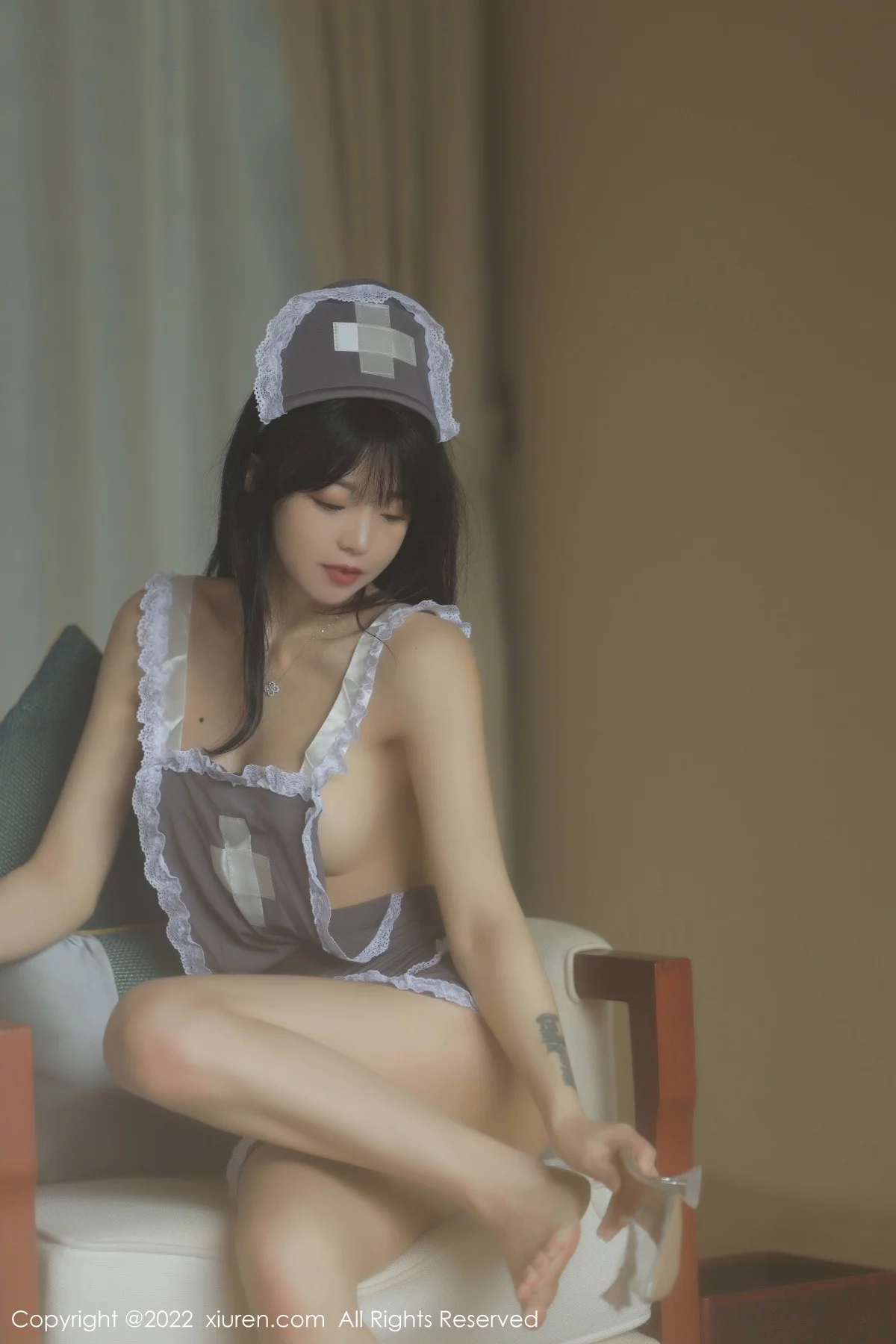 [[XiuRen秀人网]秀人网]No.4924_模特佘贝拉bella海南岛旅拍私房脱灰色女仆装秀完美身材诱惑写真76P