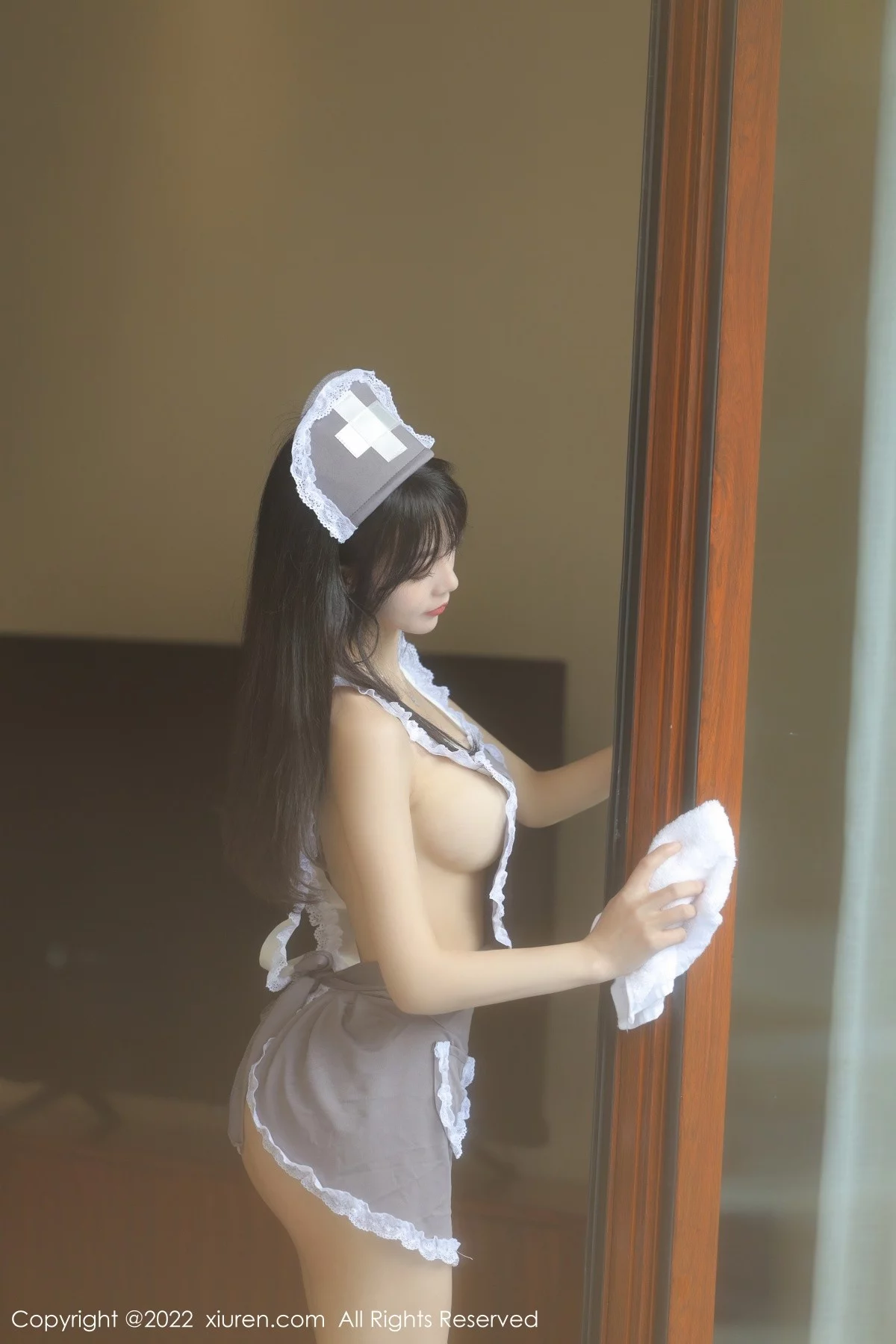 [[XiuRen秀人网]秀人网]No.4924_模特佘贝拉bella海南岛旅拍私房脱灰色女仆装秀完美身材诱惑写真76P