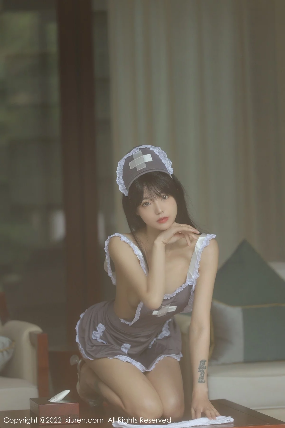 [[XiuRen秀人网]秀人网]No.4924_模特佘贝拉bella海南岛旅拍私房脱灰色女仆装秀完美身材诱惑写真76P