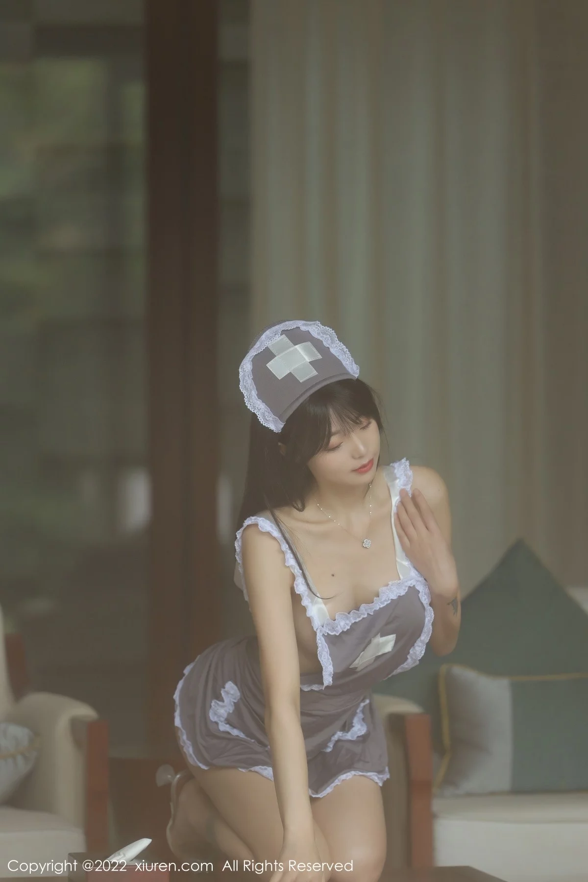 [[XiuRen秀人网]秀人网]No.4924_模特佘贝拉bella海南岛旅拍私房脱灰色女仆装秀完美身材诱惑写真76P