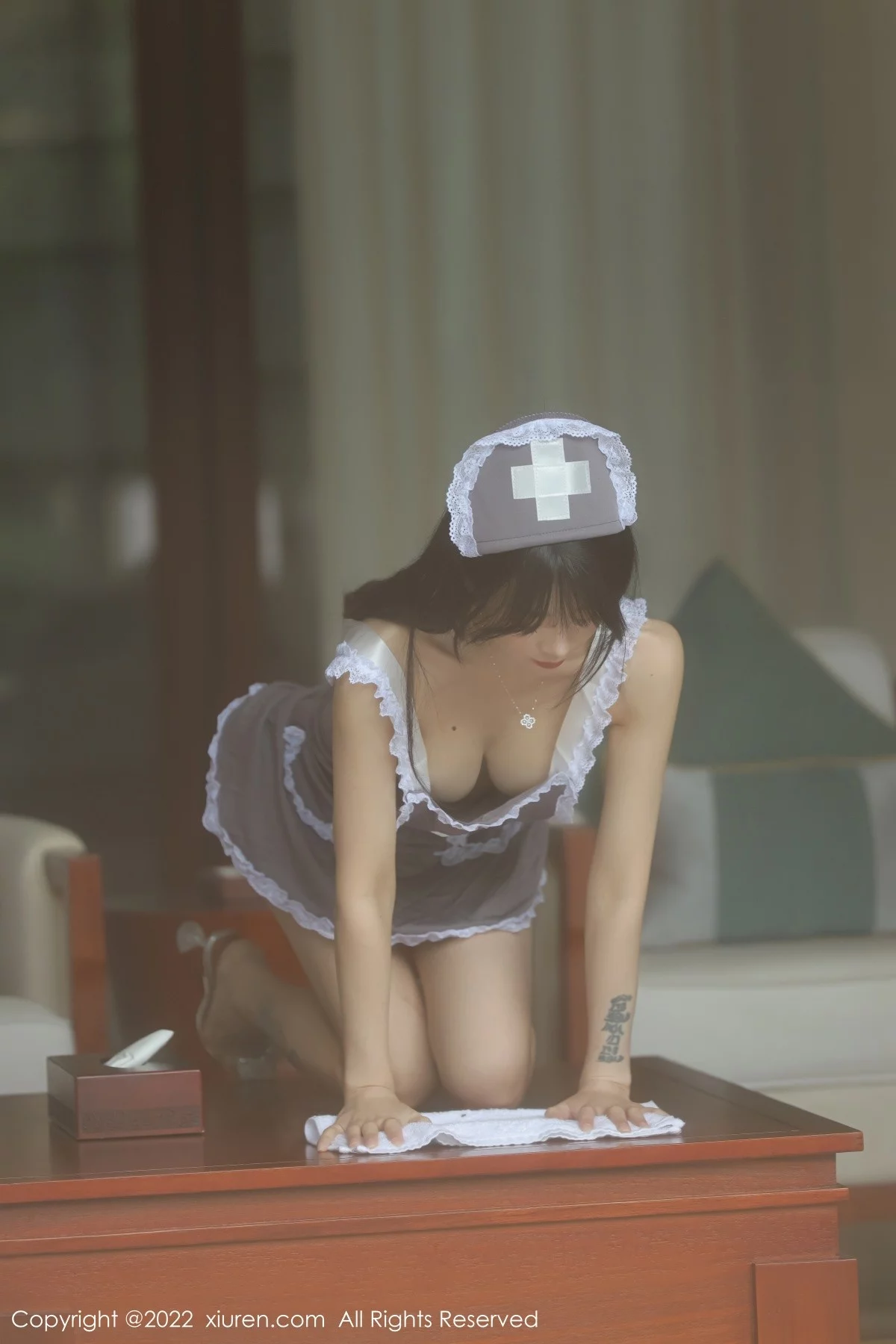 [[XiuRen秀人网]秀人网]No.4924_模特佘贝拉bella海南岛旅拍私房脱灰色女仆装秀完美身材诱惑写真76P