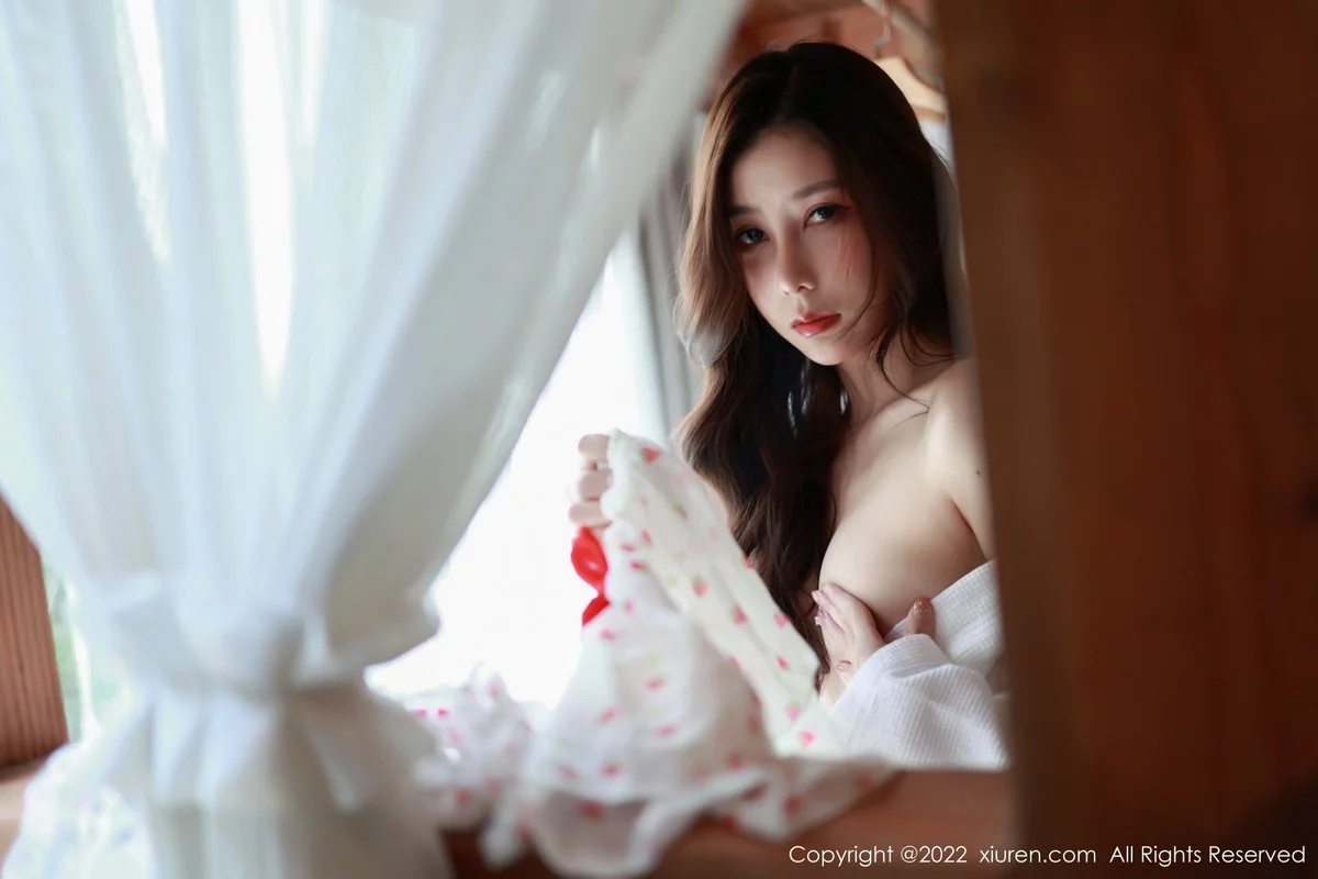 [[XiuRen秀人网]秀人网]No.4932_模特尹甜甜私房性感白色睡袍半脱秀惹火身材完美诱惑写真54P