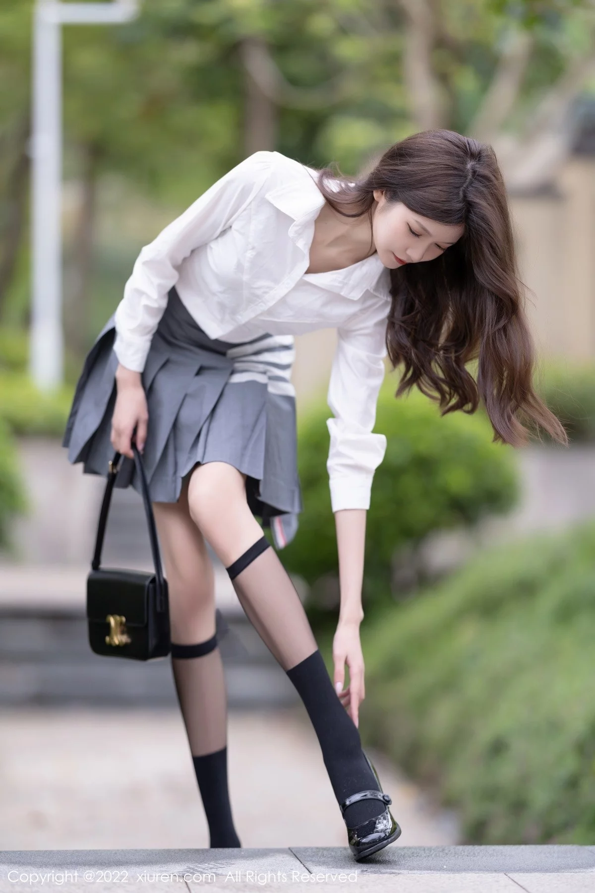[[XiuRen秀人网]秀人网]No.4933_模特程程程厦门旅拍户外简约白T配灰短裙露黑丝腿袜性感写真75P