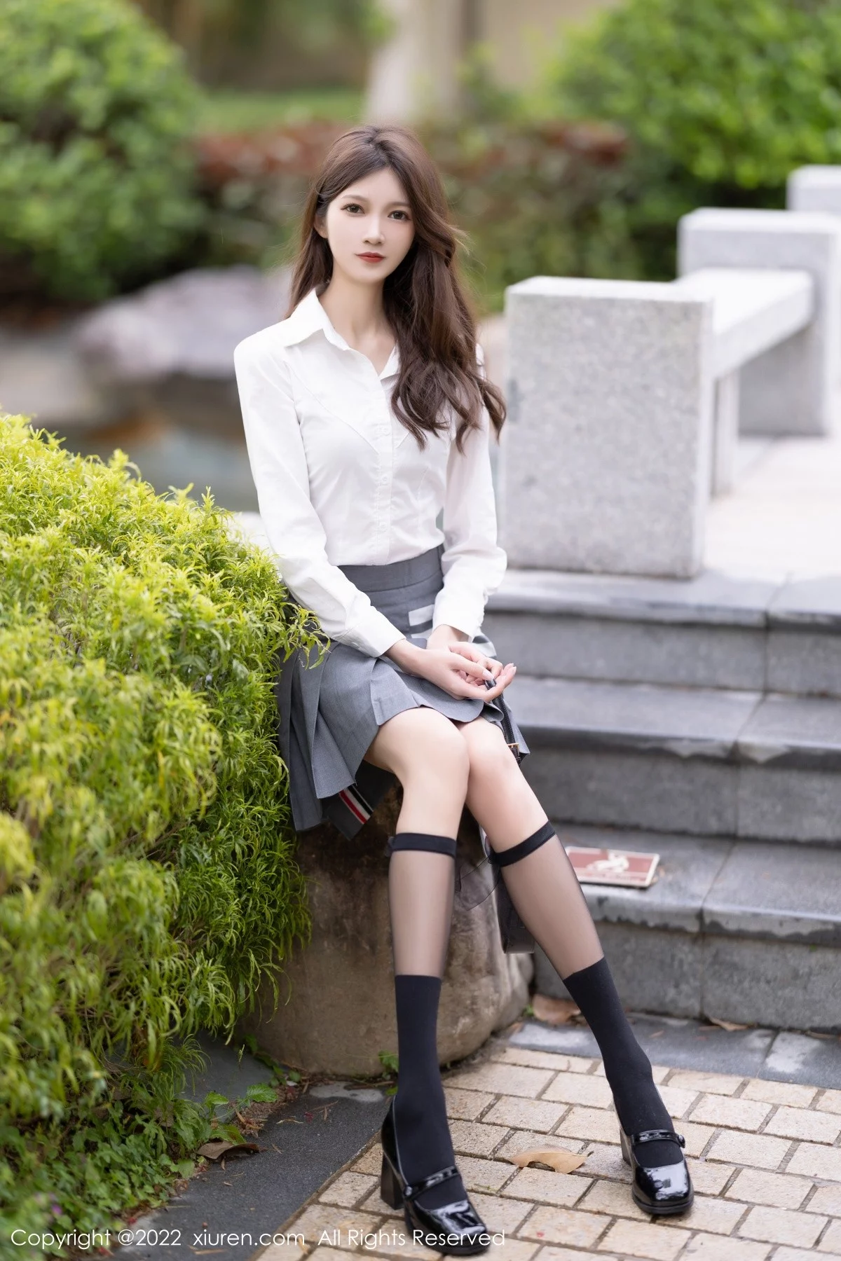 [[XiuRen秀人网]秀人网]No.4933_模特程程程厦门旅拍户外简约白T配灰短裙露黑丝腿袜性感写真75P