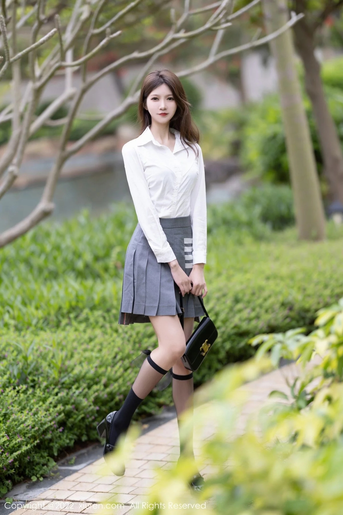 [[XiuRen秀人网]秀人网]No.4933_模特程程程厦门旅拍户外简约白T配灰短裙露黑丝腿袜性感写真75P
