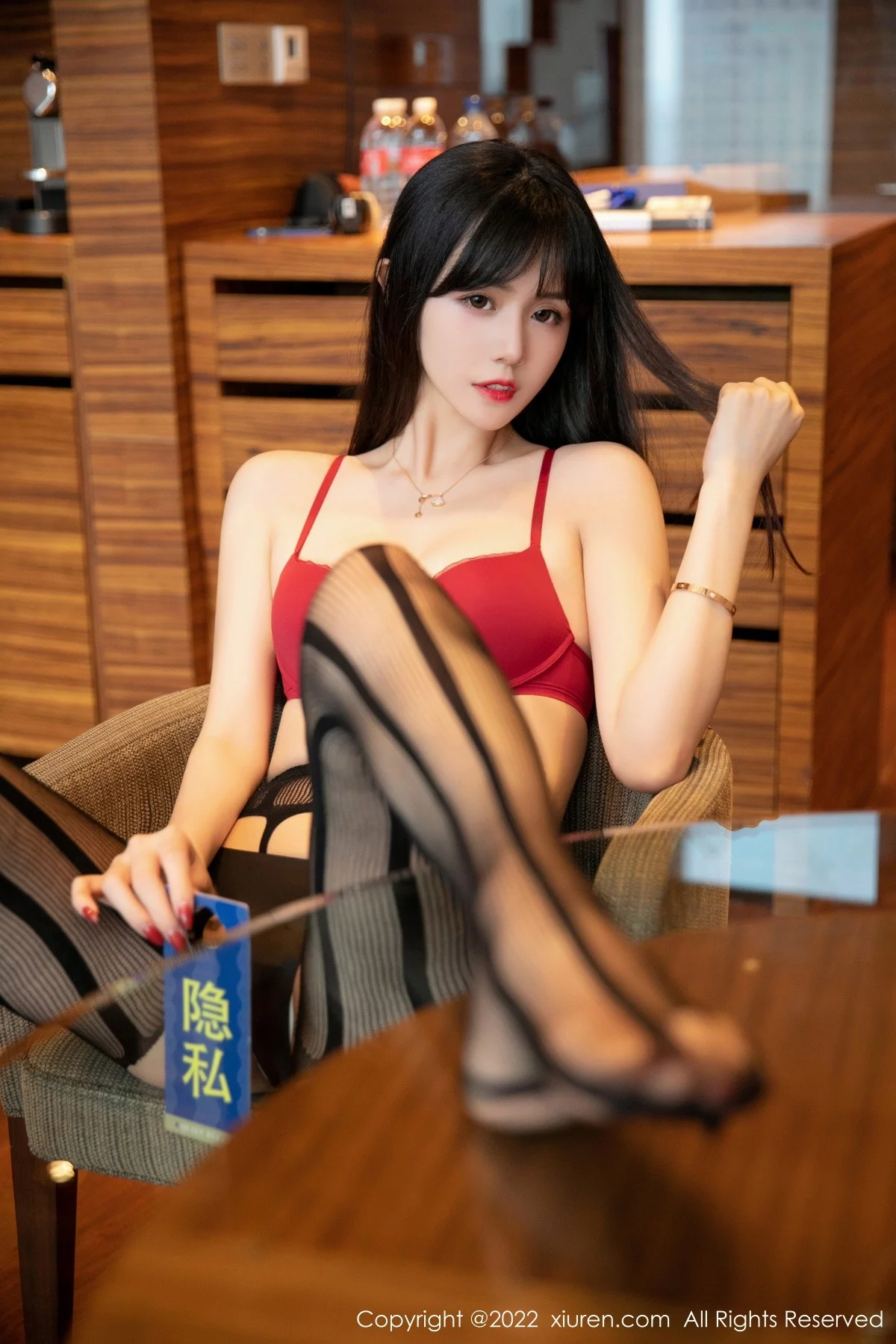 [[XiuRen秀人网]秀人网]No.4929_模特柚子私房性感红色内衣配吊带黑丝秀完美身材撩人诱惑写真41P