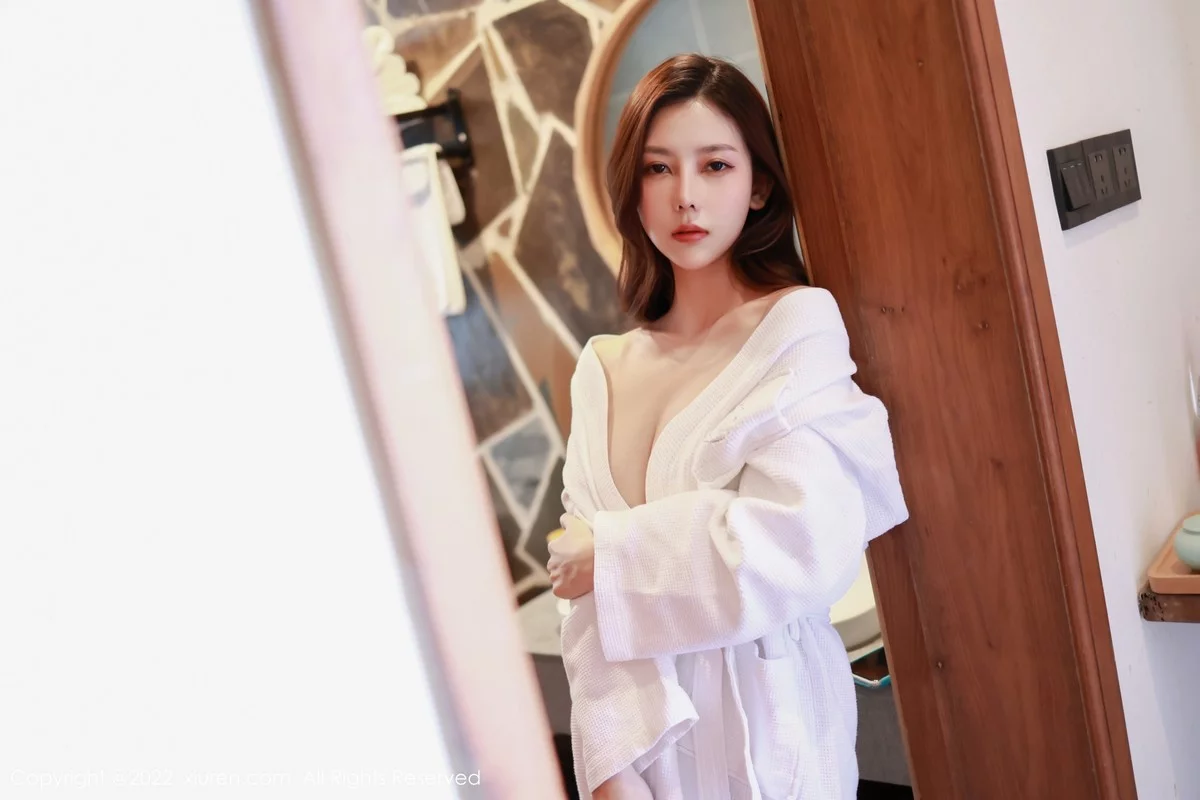 [[XiuRen秀人网]秀人网]No.4932_模特尹甜甜私房性感白色睡袍半脱秀惹火身材完美诱惑写真54P