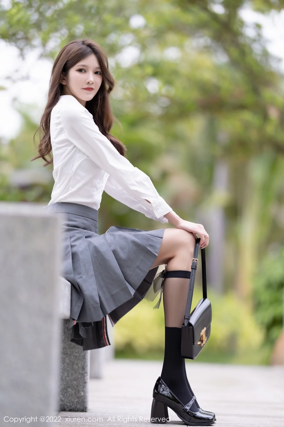 [[XiuRen秀人网]秀人网]No.4933_模特程程程厦门旅拍户外简约白T配灰短裙露黑丝腿袜性感写真75P