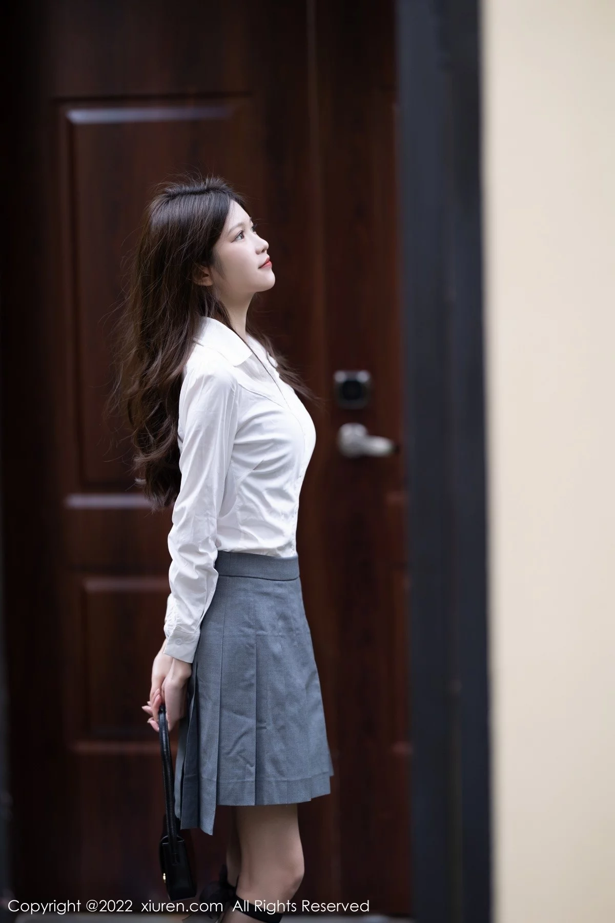 [[XiuRen秀人网]秀人网]No.4933_模特程程程厦门旅拍户外简约白T配灰短裙露黑丝腿袜性感写真75P