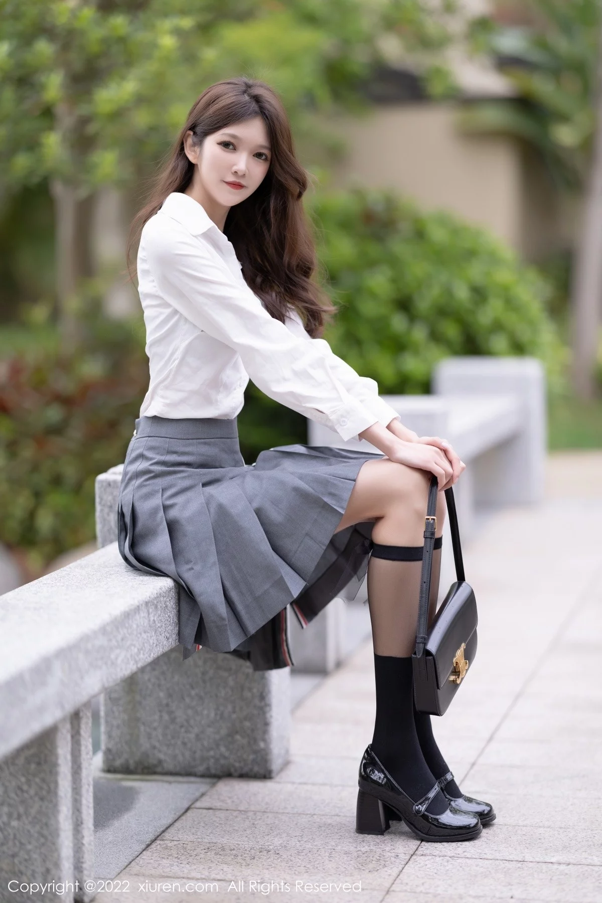 [[XiuRen秀人网]秀人网]No.4933_模特程程程厦门旅拍户外简约白T配灰短裙露黑丝腿袜性感写真75P