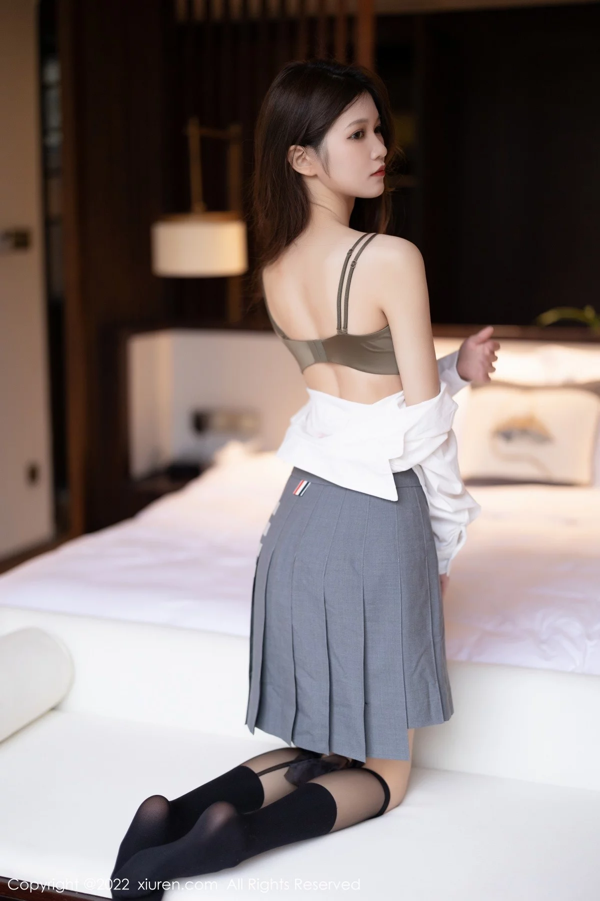 [[XiuRen秀人网]秀人网]No.4933_模特程程程厦门旅拍户外简约白T配灰短裙露黑丝腿袜性感写真75P
