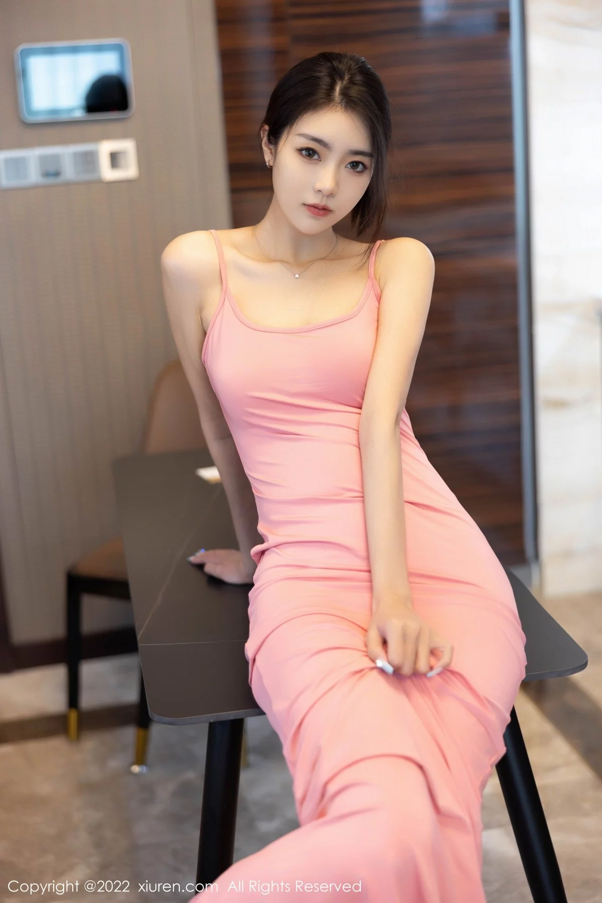 [[XiuRen秀人网]秀人网]No.4940_模特可乐Vicky私房粉红色吊带裙+黑色服饰配超薄黑丝诱惑写真51P