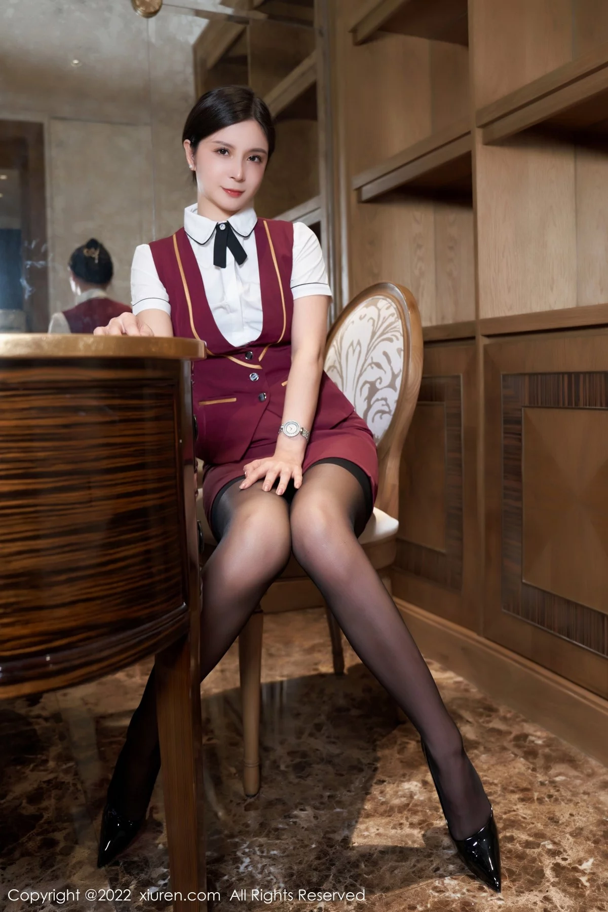 [[XiuRen秀人网]秀人网]No.4939_模特小蛮妖Yummy三亚旅拍空姐服饰半脱露蕾丝内衣诱惑写真74P