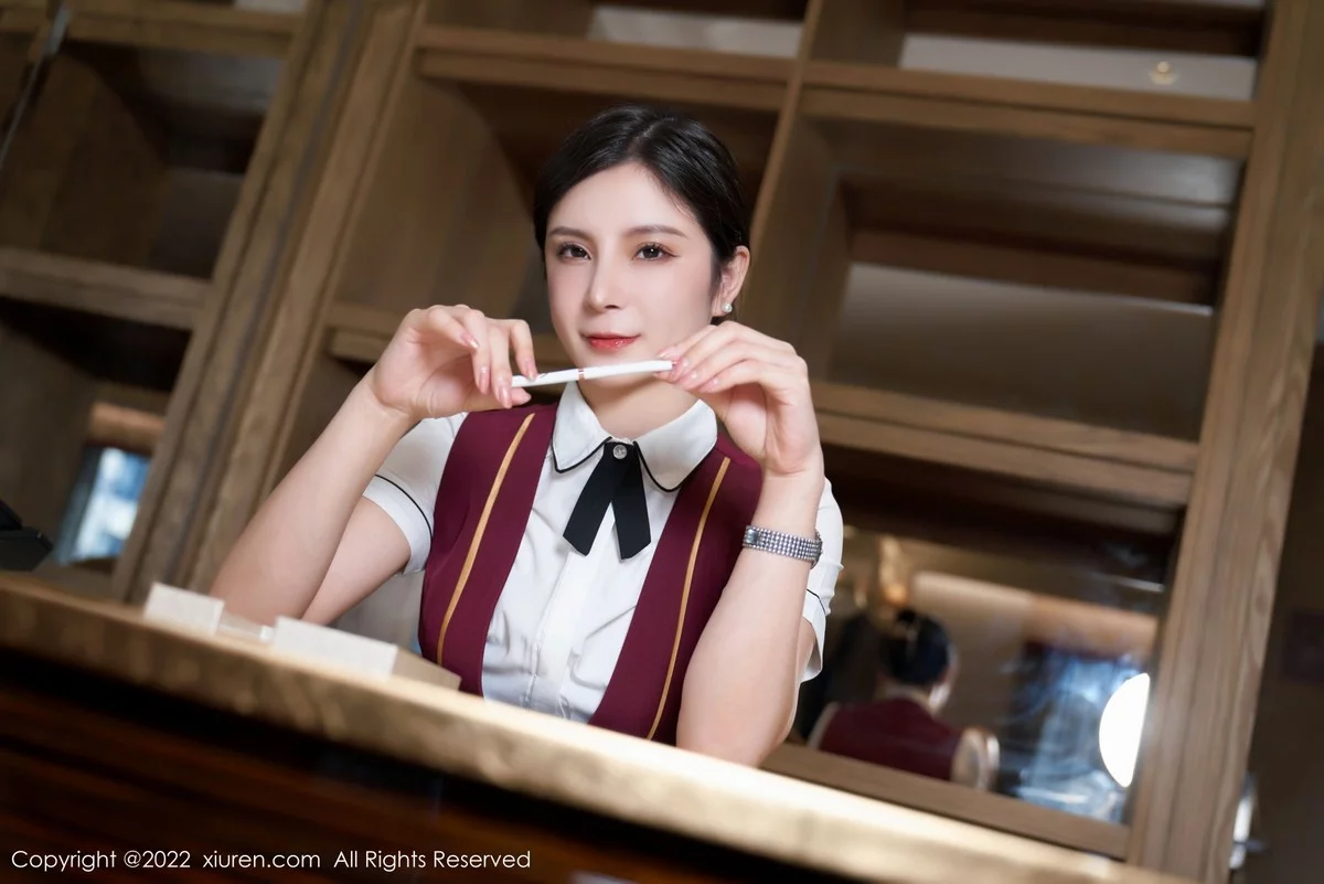 [[XiuRen秀人网]秀人网]No.4939_模特小蛮妖Yummy三亚旅拍空姐服饰半脱露蕾丝内衣诱惑写真74P