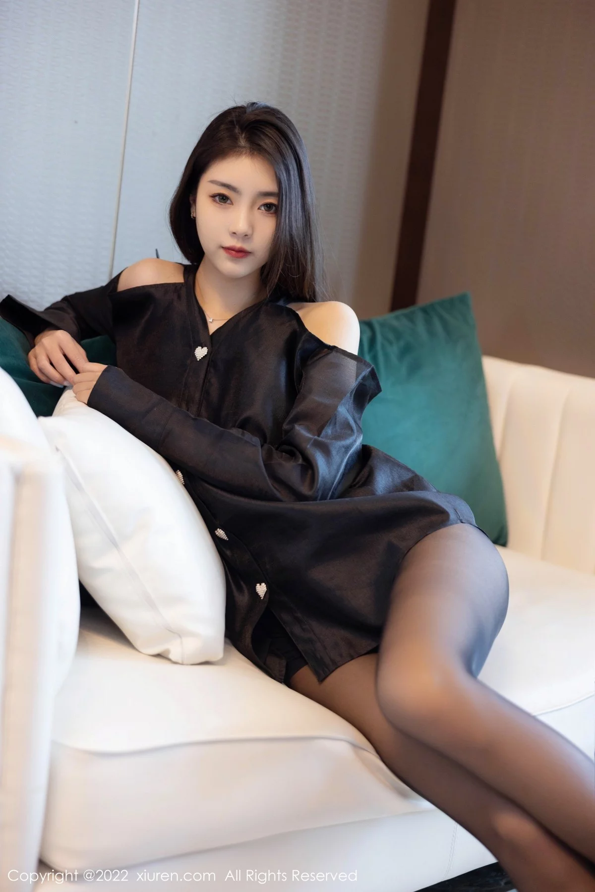 [[XiuRen秀人网]秀人网]No.4940_模特可乐Vicky私房粉红色吊带裙+黑色服饰配超薄黑丝诱惑写真51P