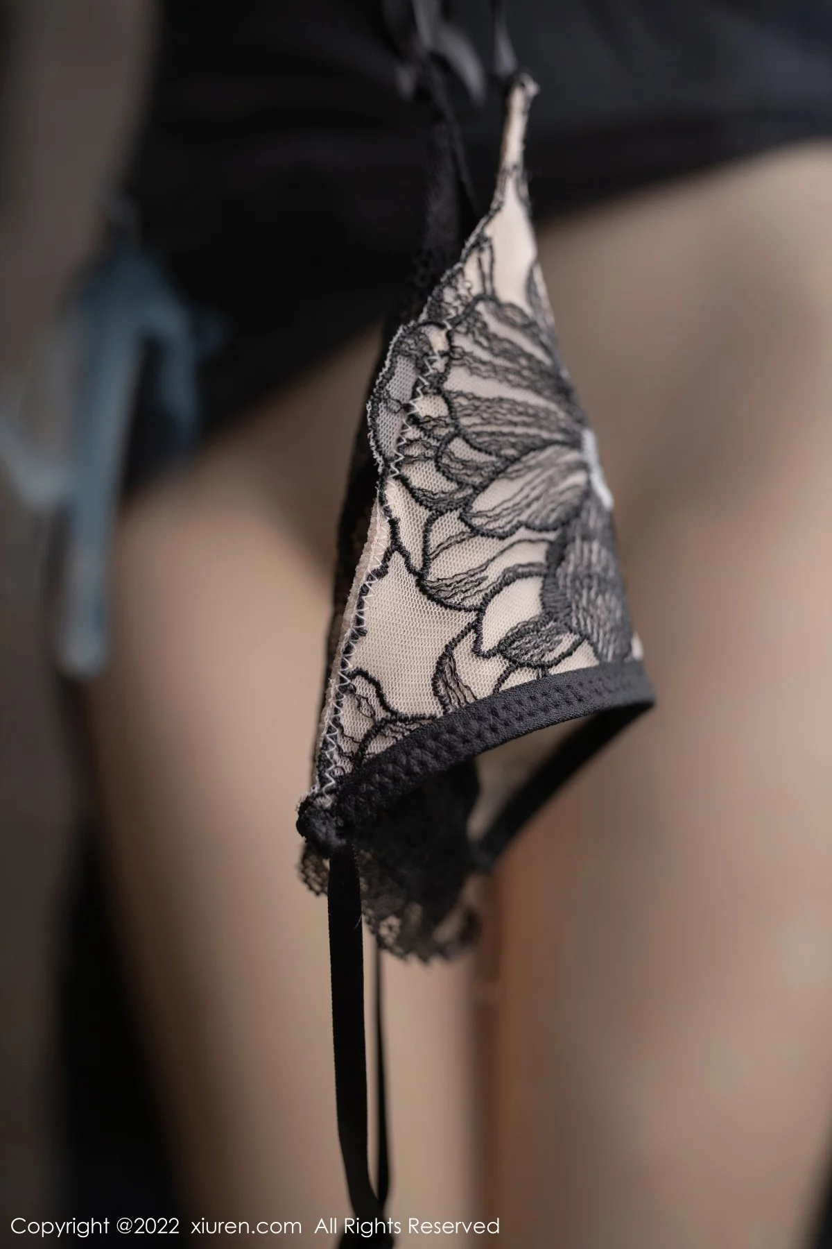 [[XiuRen秀人网]秀人网]No.4938_模特利世浴室场景性感蓝灰色吊带长裙湿身秀惹火身材诱惑写真77P