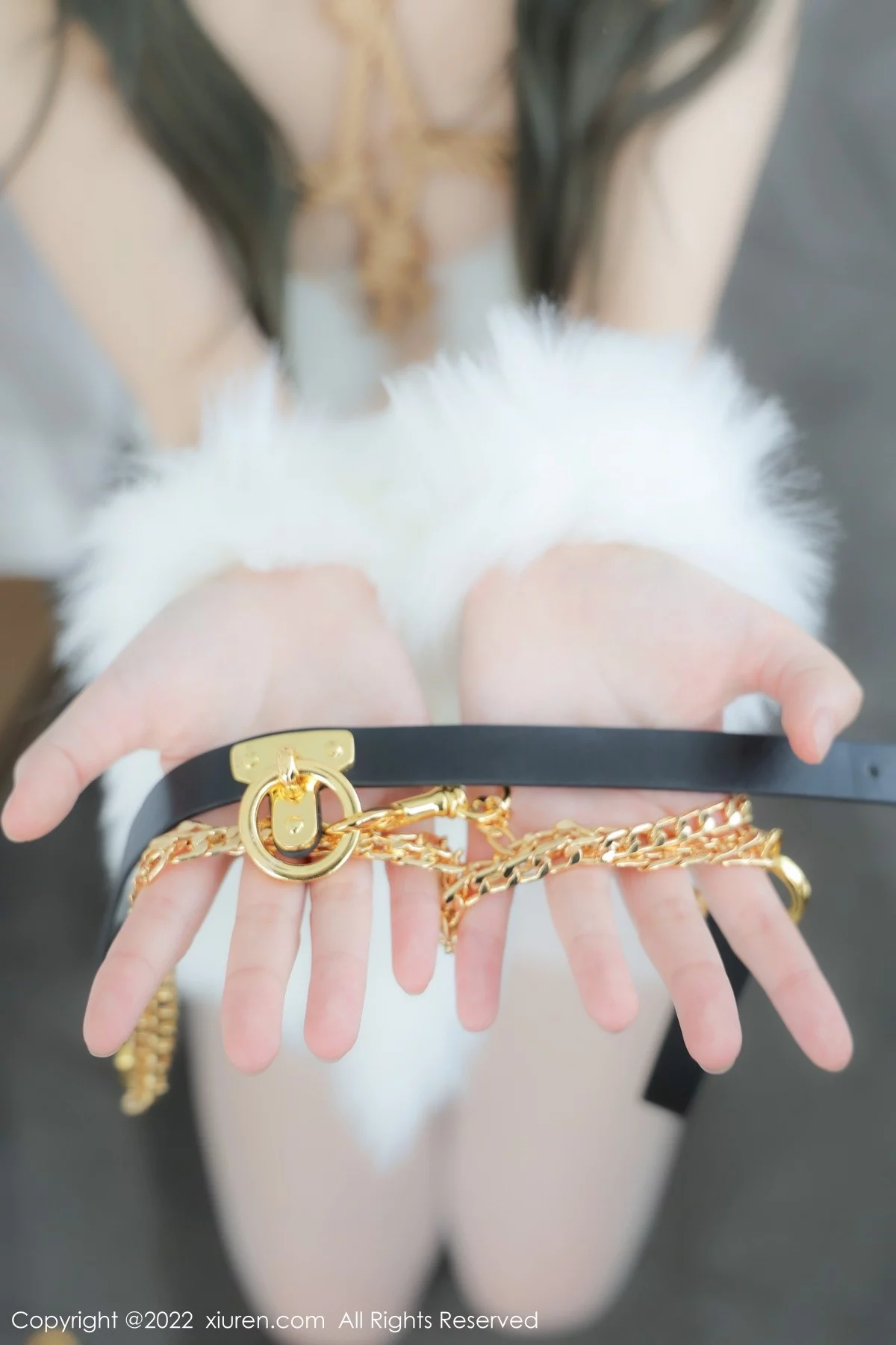 [[XiuRen秀人网]秀人网]No.4942_女神小果冻儿性感白色毛绒服饰配白丝袜秀完美身材诱惑写真75P