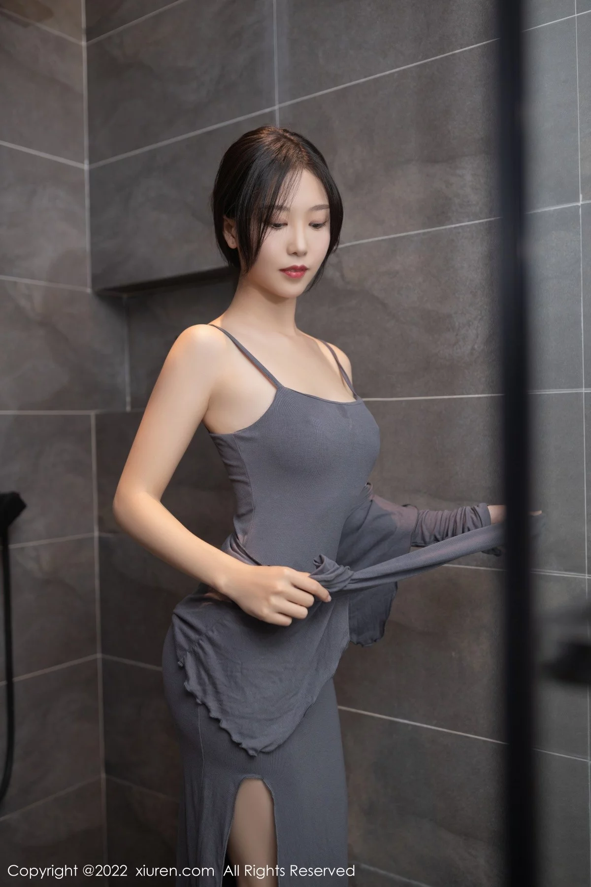 [[XiuRen秀人网]秀人网]No.4938_模特利世浴室场景性感蓝灰色吊带长裙湿身秀惹火身材诱惑写真77P