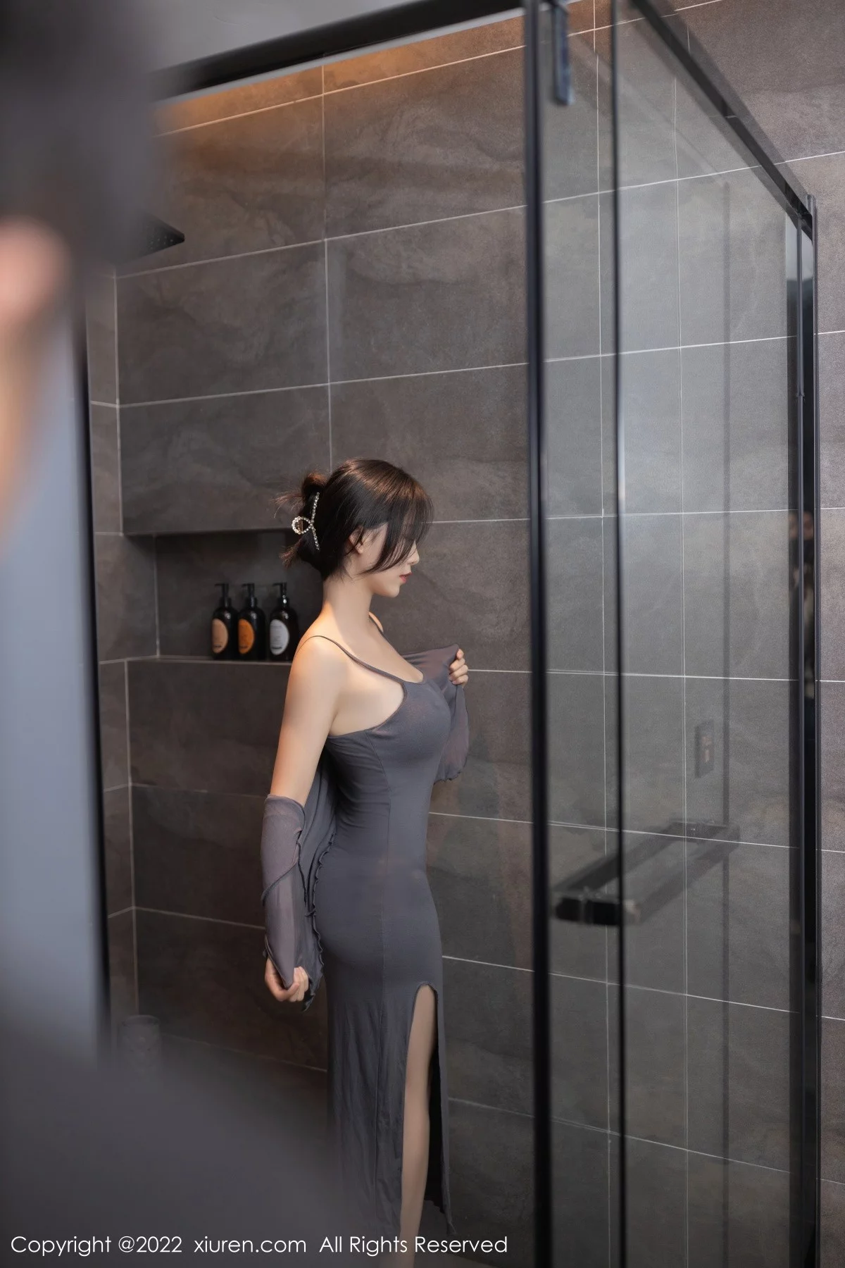 [[XiuRen秀人网]秀人网]No.4938_模特利世浴室场景性感蓝灰色吊带长裙湿身秀惹火身材诱惑写真77P