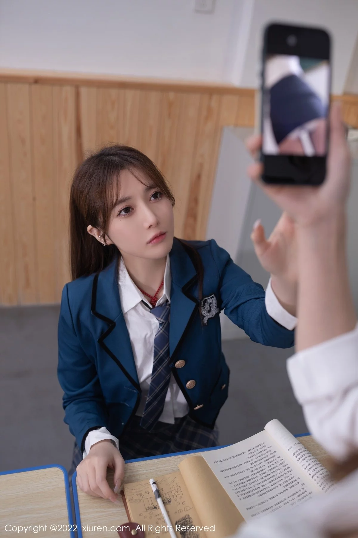 [[XiuRen秀人网]秀人网]No.4941_模特鱼子酱Fish三亚旅拍教室性感姐妹花互动剧情撩人诱惑写真75P