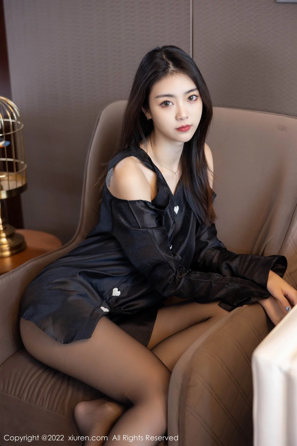 [[XiuRen秀人网]秀人网]No.4940_模特可乐Vicky私房粉红色吊带裙+黑色服饰配超薄黑丝诱惑写真51P