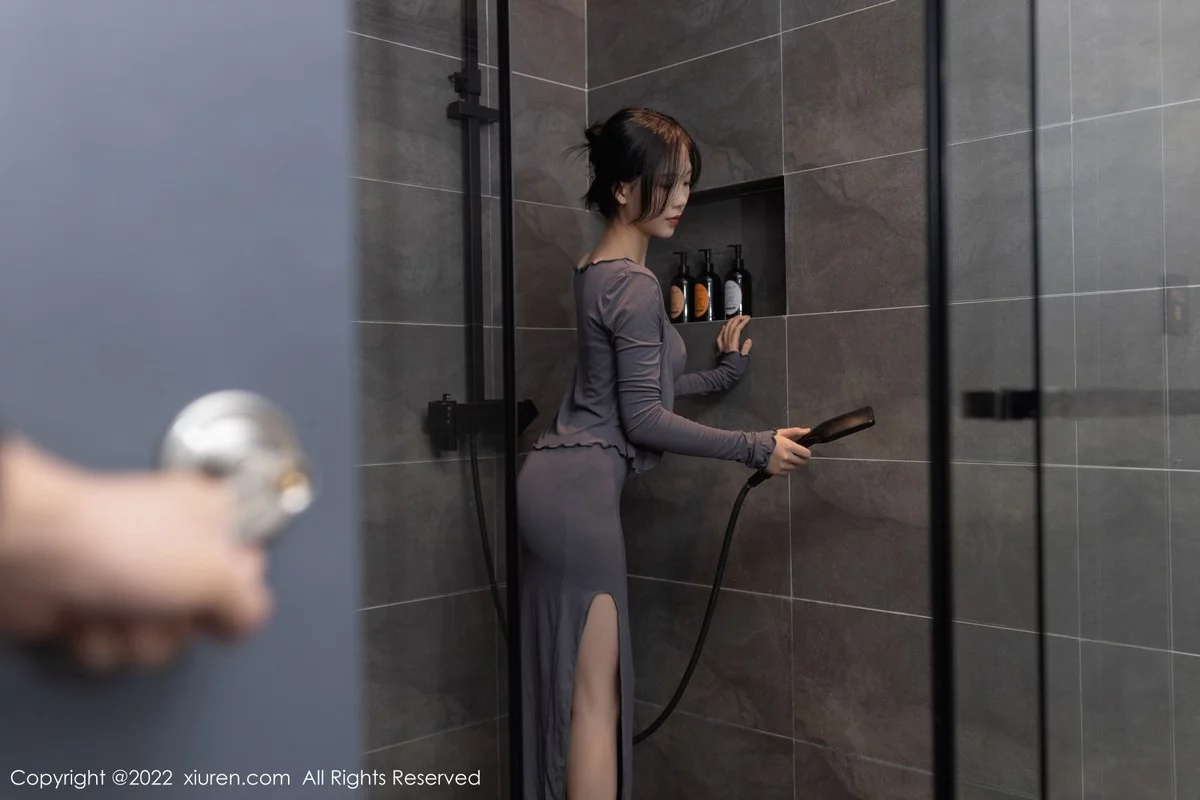 [[XiuRen秀人网]秀人网]No.4938_模特利世浴室场景性感蓝灰色吊带长裙湿身秀惹火身材诱惑写真77P