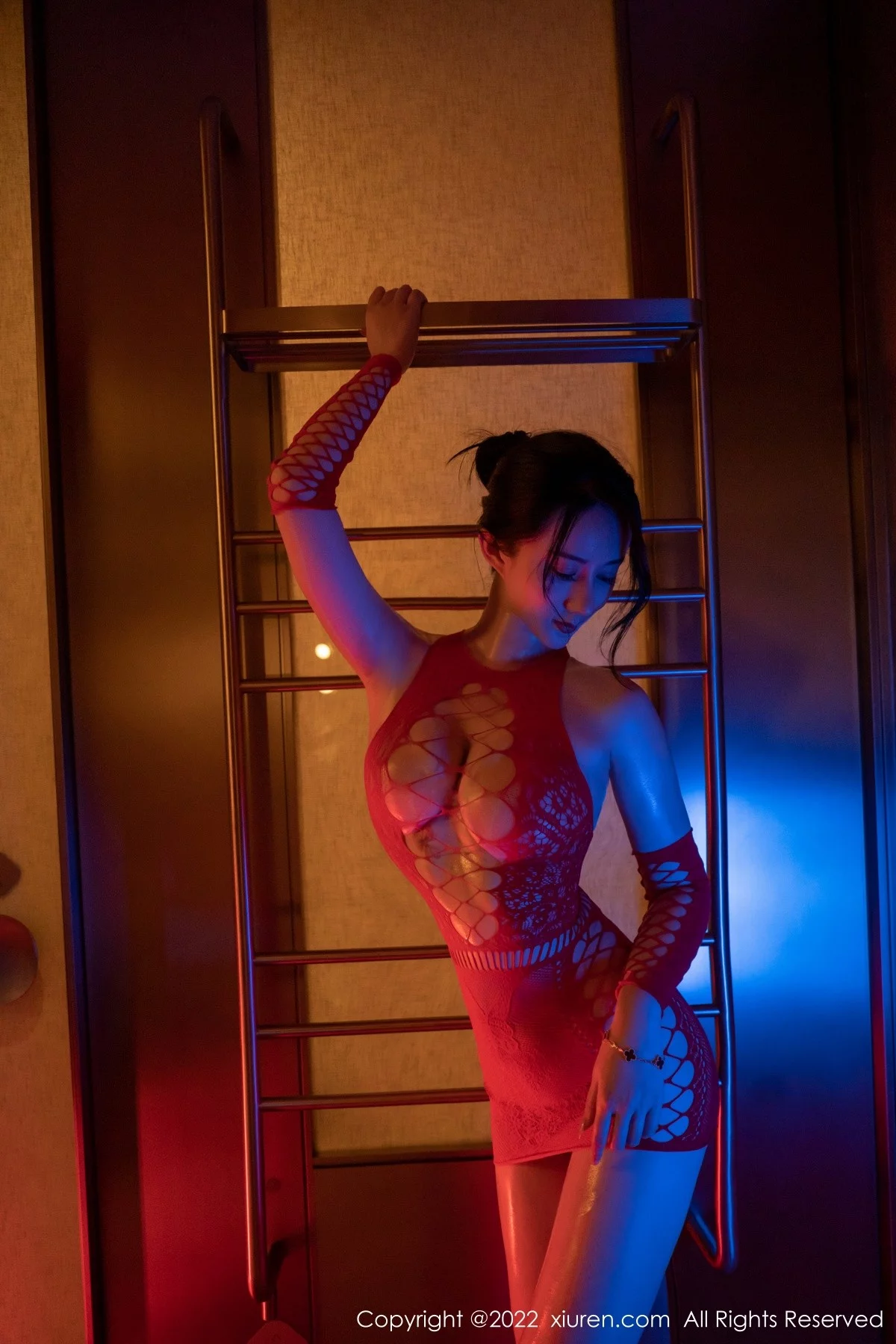 [[XiuRen秀人网]秀人网]No.4936_模特苏小曼babyface私房暗色灯光下缕空服饰秀丰满身材诱惑写真45P