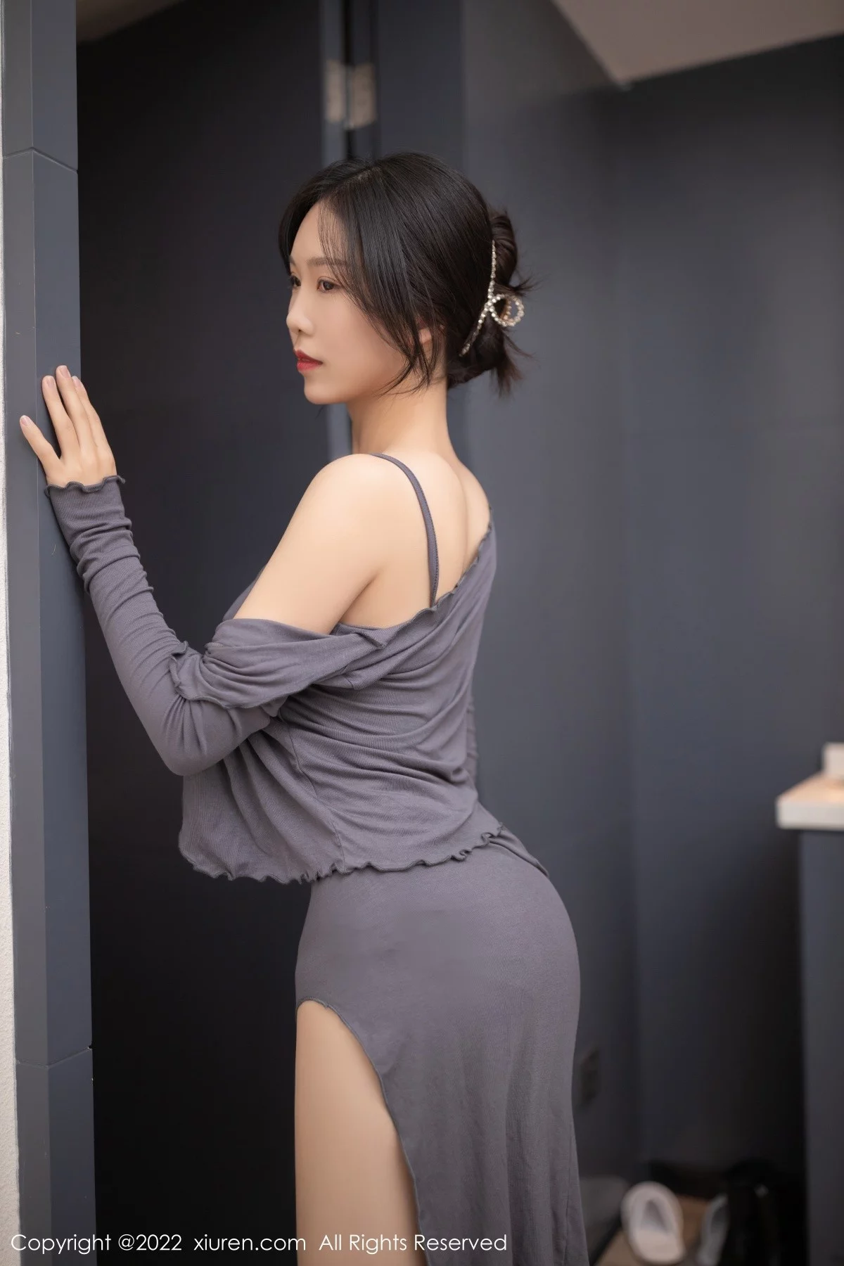 [[XiuRen秀人网]秀人网]No.4938_模特利世浴室场景性感蓝灰色吊带长裙湿身秀惹火身材诱惑写真77P