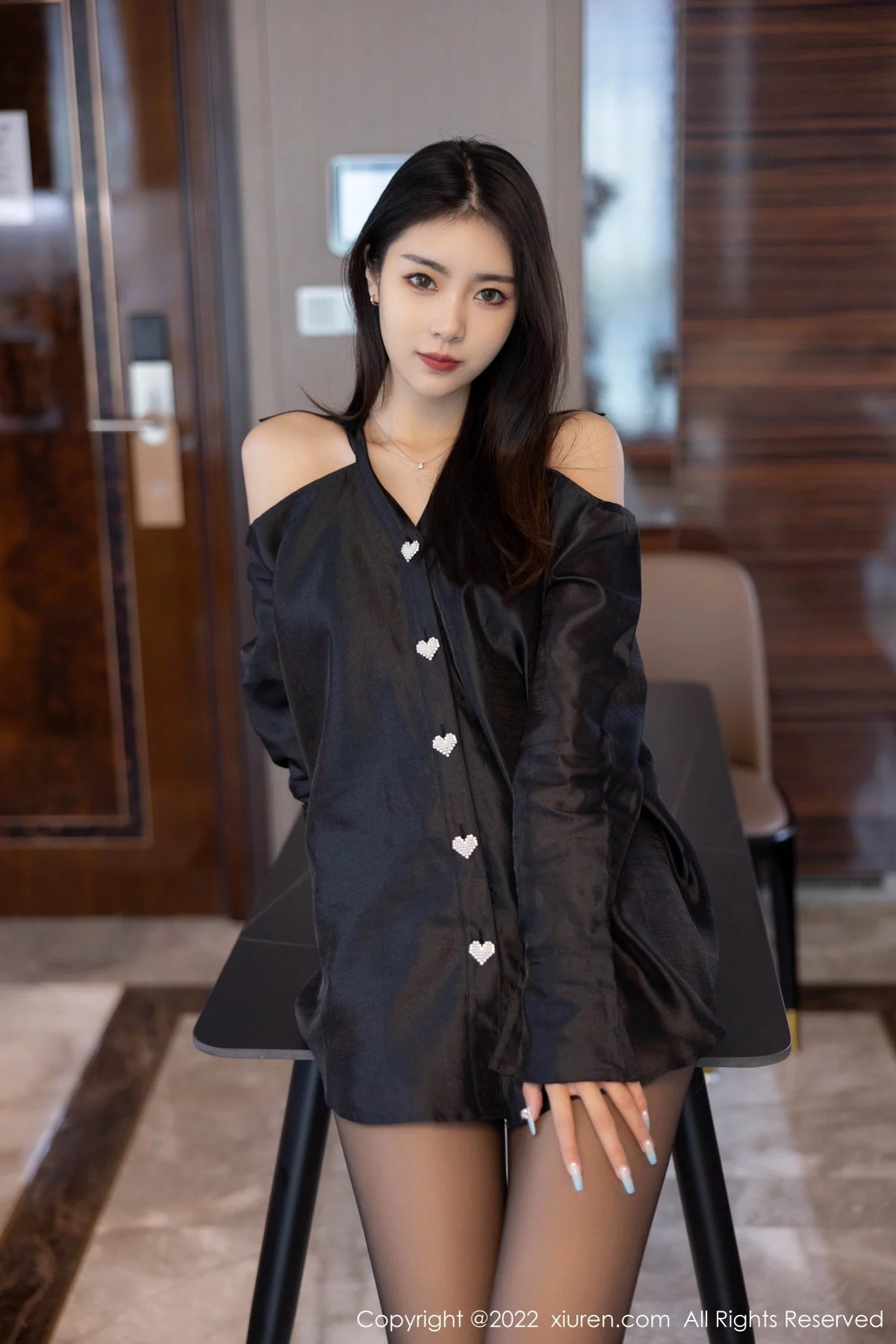 [[XiuRen秀人网]秀人网]No.4940_模特可乐Vicky私房粉红色吊带裙+黑色服饰配超薄黑丝诱惑写真51P