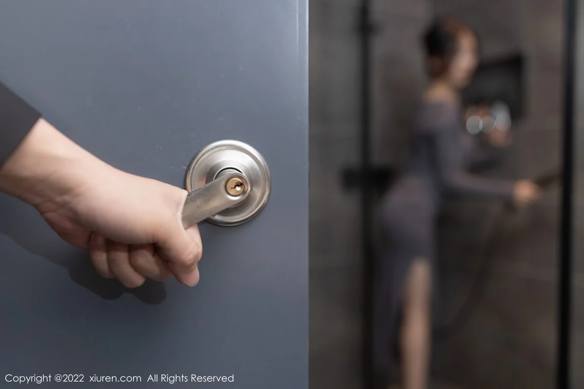 [[XiuRen秀人网]秀人网]No.4938_模特利世浴室场景性感蓝灰色吊带长裙湿身秀惹火身材诱惑写真77P