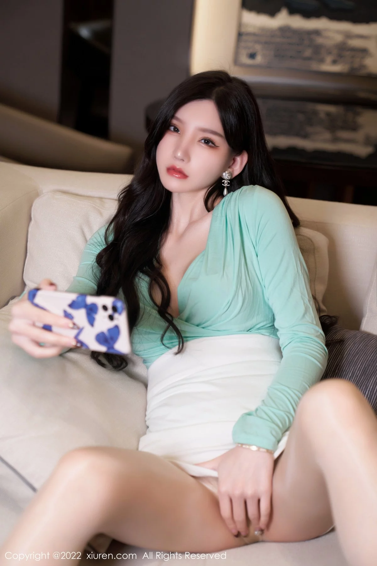 [[XiuRen秀人网]秀人网]No.4951_女神周于希Sally私房白色短裙下闪亮无内肉丝秀翘臀美腿诱惑写真84P