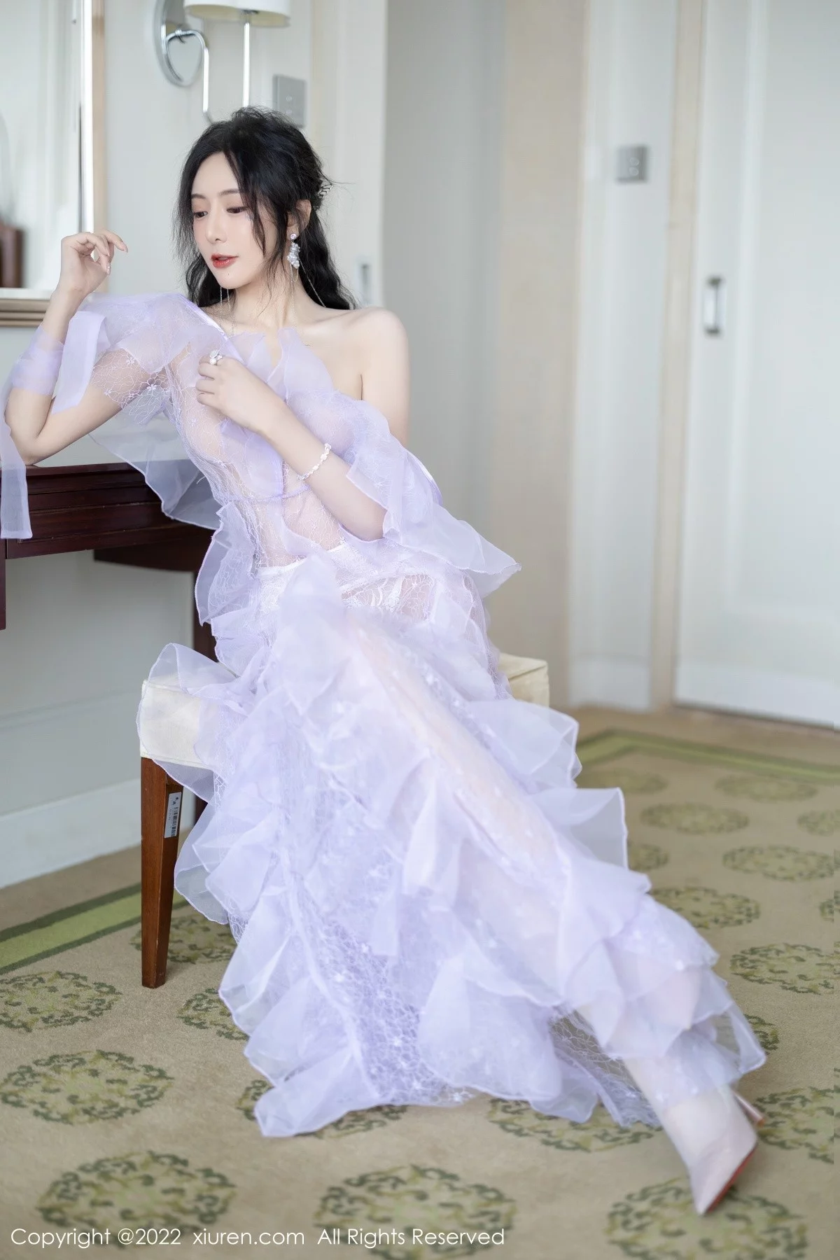 [[XiuRen秀人网]秀人网]No.4949_女神王馨瑶yanni厦门旅拍浅紫色薄纱透视裙秀完美身材诱惑写真101P