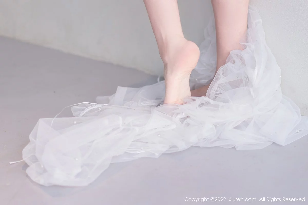 [[XiuRen秀人网]秀人网]No.4950_女神王雨纯大理旅拍白色轻透网纱长裙秀惹火身材完美诱惑写真51P