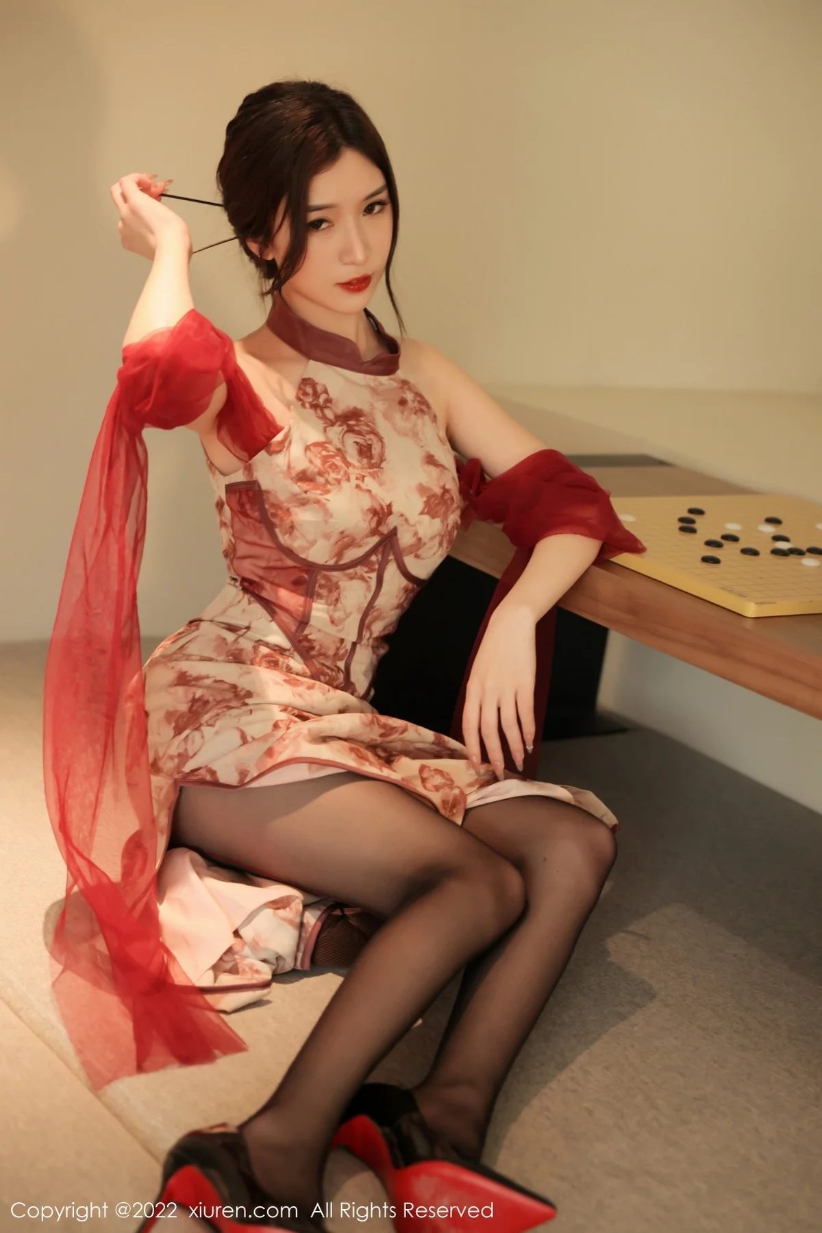 [[XiuRen秀人网]秀人网]No.4959_新人模特hebe韩心雨浅色带花纹旗袍配超薄黑丝秀翘臀诱惑写真48P