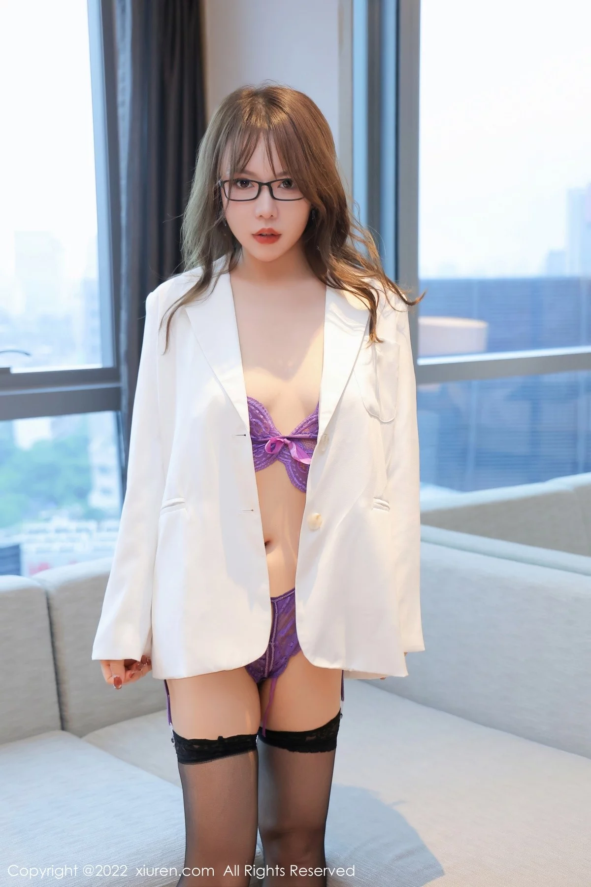 [[XiuRen秀人网]秀人网]No.4960_模特雅雯私房脱白色服饰露性感紫色蕾丝内衣配蕾丝吊袜诱惑写真47P