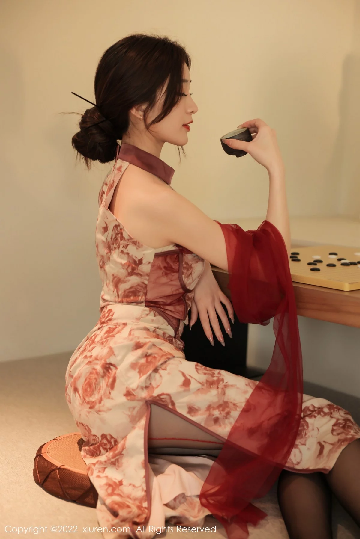 [[XiuRen秀人网]秀人网]No.4959_新人模特hebe韩心雨浅色带花纹旗袍配超薄黑丝秀翘臀诱惑写真48P