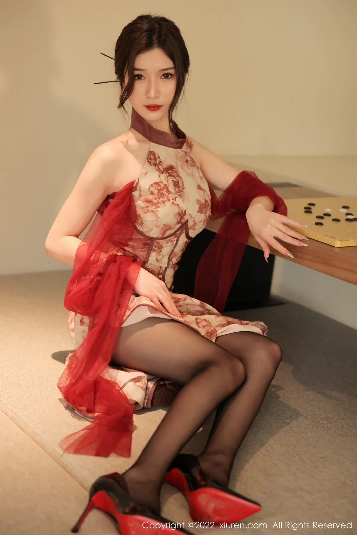 [[XiuRen秀人网]秀人网]No.4959_新人模特hebe韩心雨浅色带花纹旗袍配超薄黑丝秀翘臀诱惑写真48P