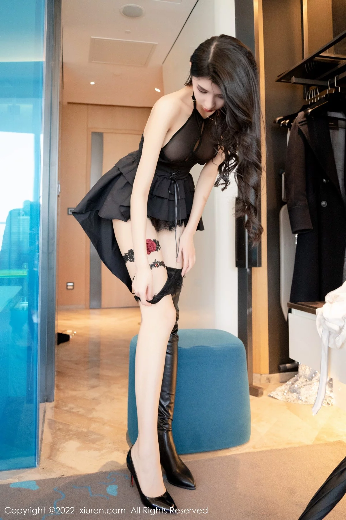 [[XiuRen秀人网]秀人网]No.4958_模特葛征私房白色睡袍下性感黑丝缕空服饰秀高挑身材诱惑写真48P