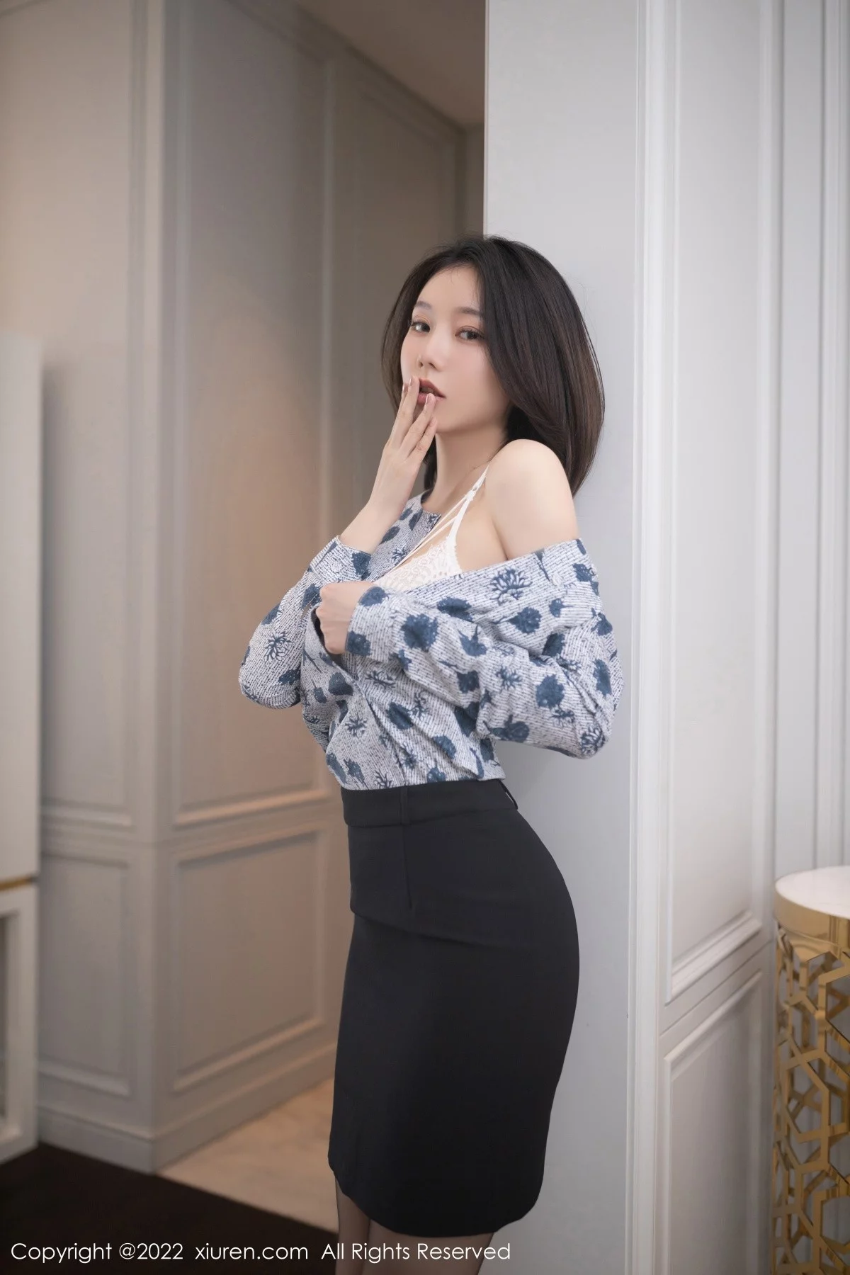 [[XiuRen秀人网]秀人网]No.4962_模特安然anran珠三角旅拍脱性感空姐制服露蕾丝内衣诱惑写真83P