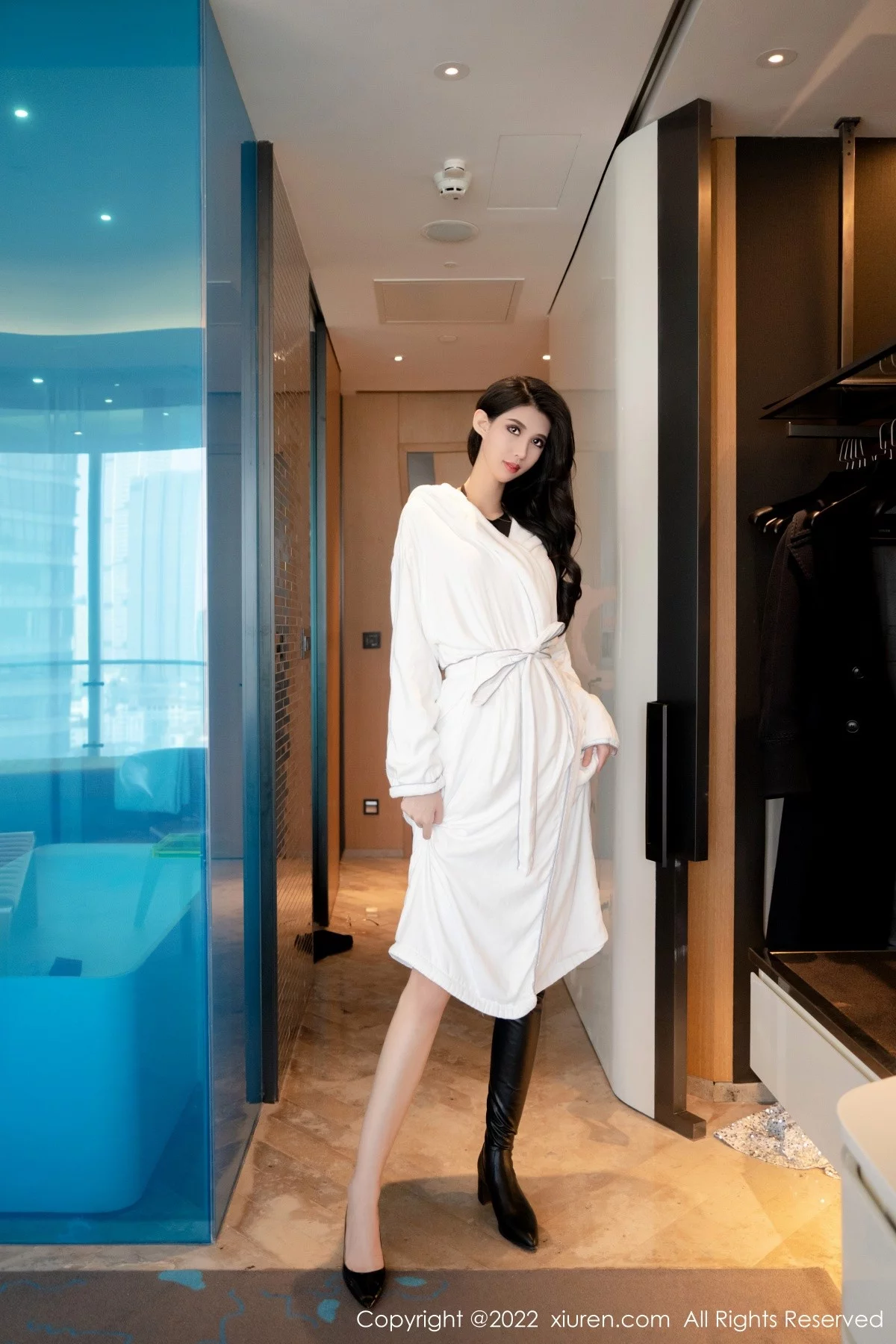 [[XiuRen秀人网]秀人网]No.4958_模特葛征私房白色睡袍下性感黑丝缕空服饰秀高挑身材诱惑写真48P